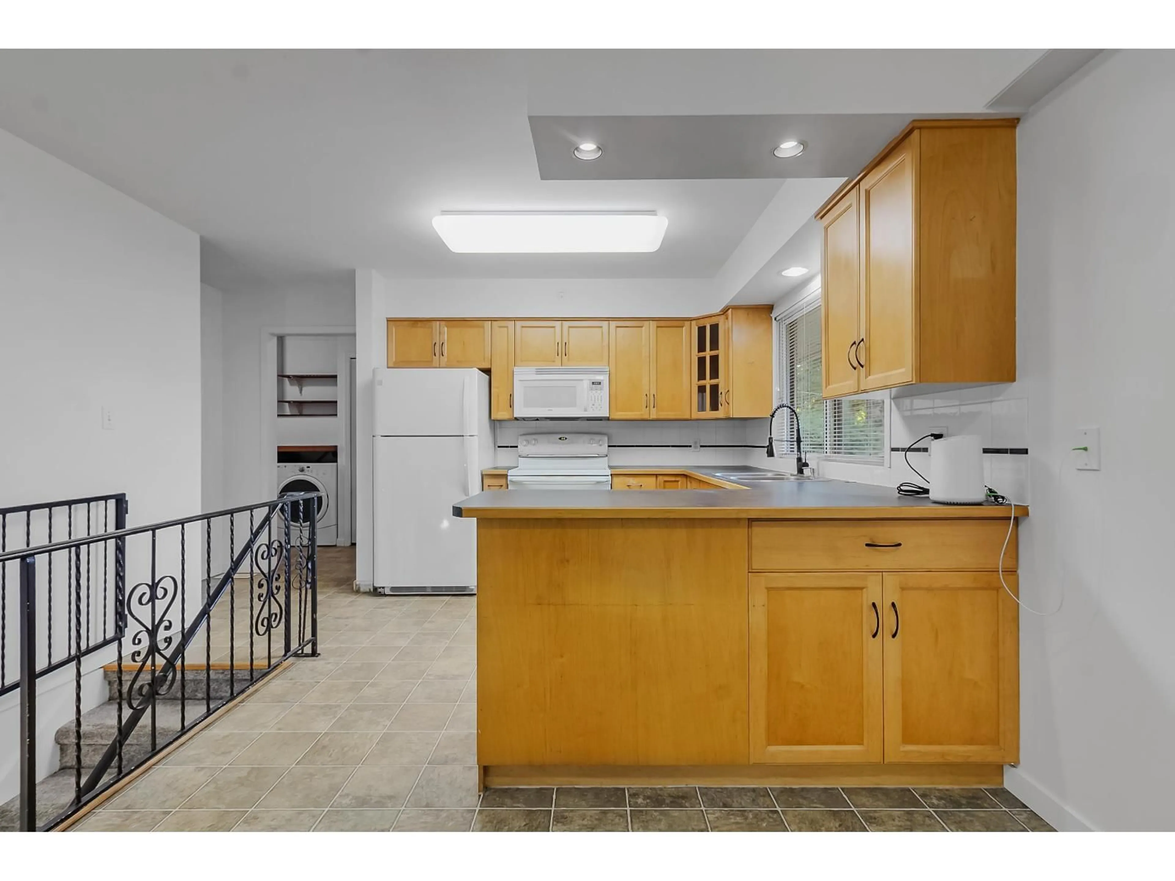 Standard kitchen, unknown for 31825 OAK, Abbotsford British Columbia V2T1H8