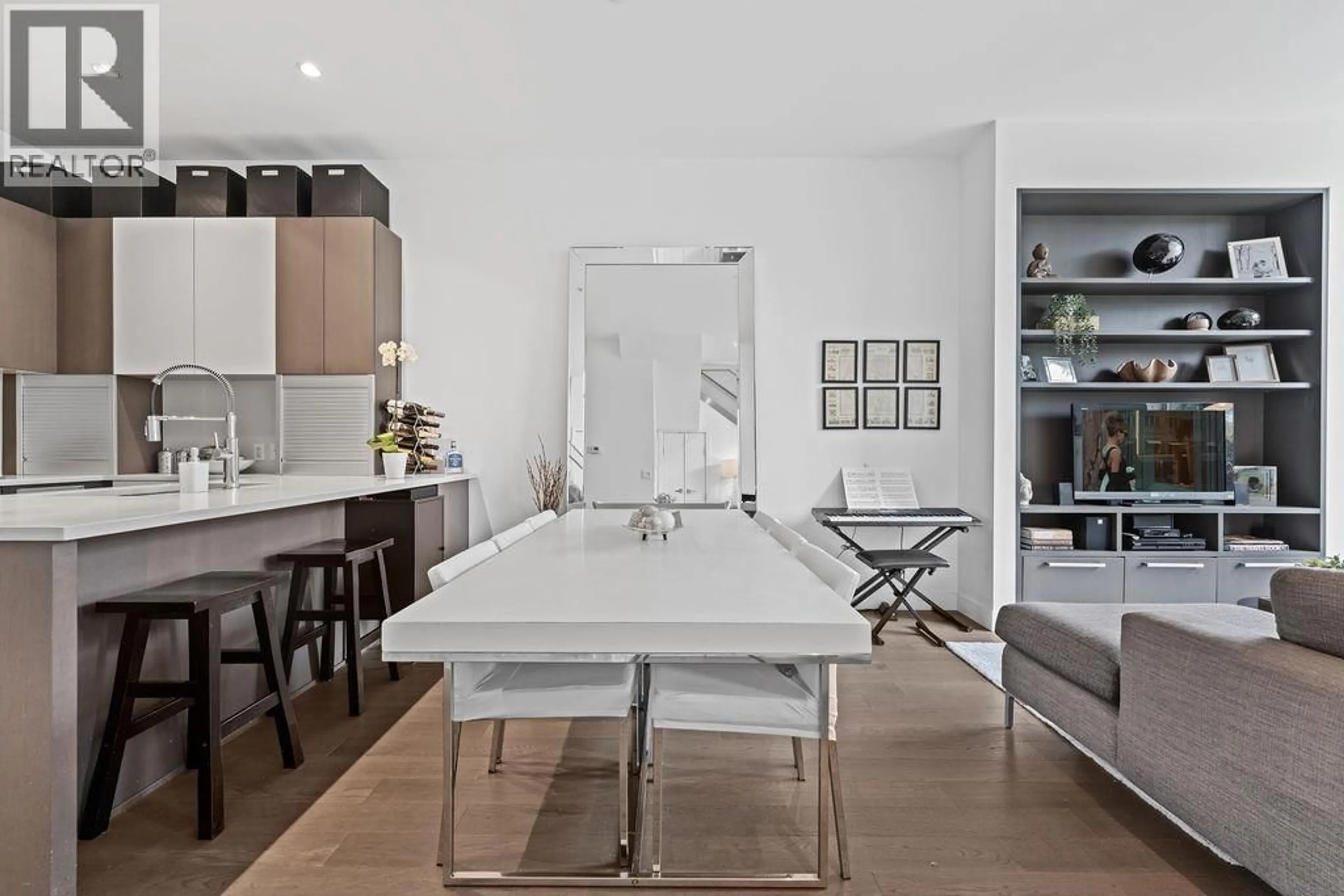 Open concept kitchen, unknown for 230 1 AVENUE, Vancouver British Columbia V5Y3T2
