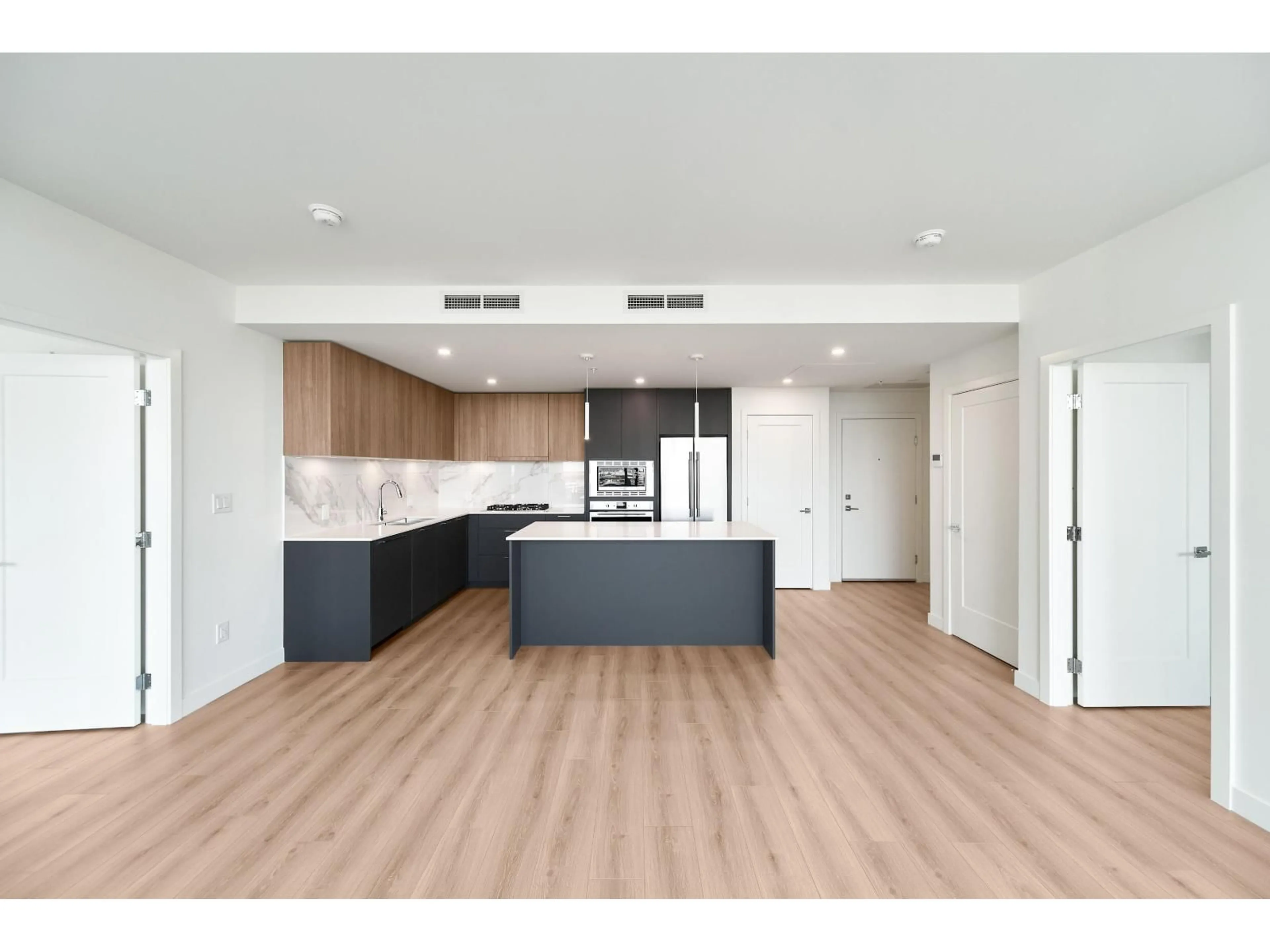 Open concept kitchen, wood/laminate floor for 804 - 20065 85, Langley British Columbia V2Y3Y5