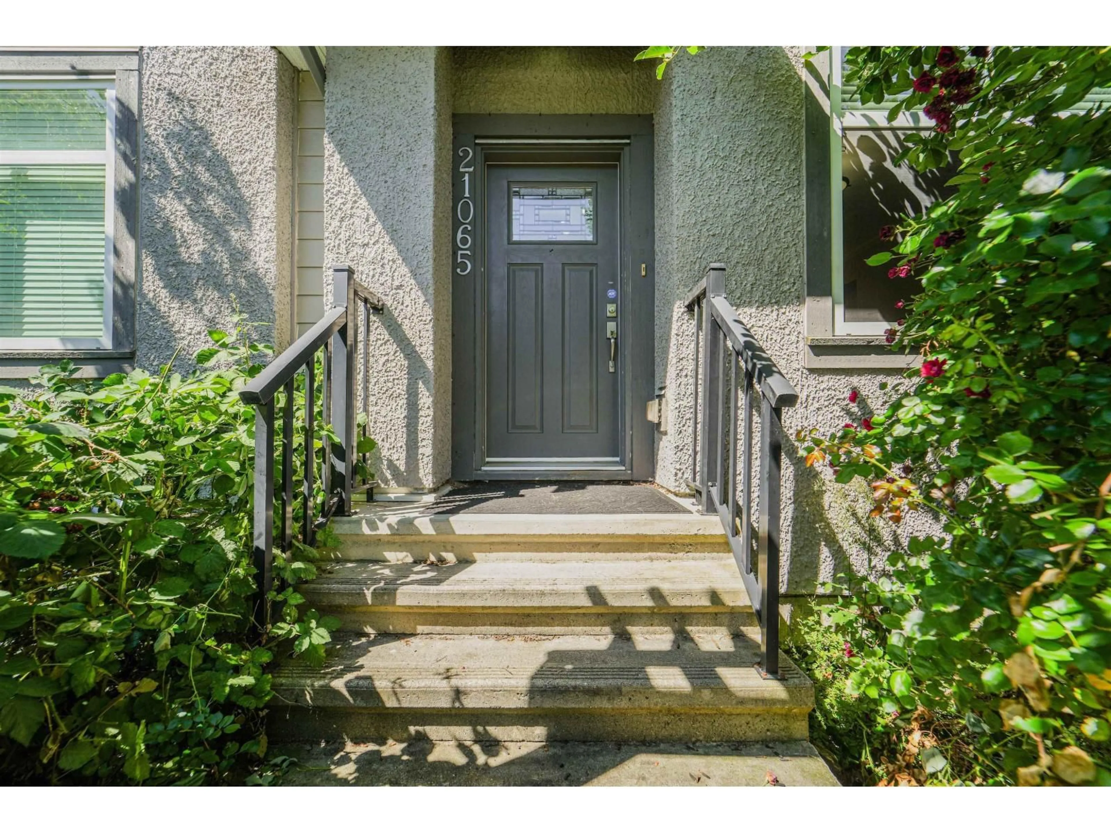 Indoor entryway for 21065 80, Langley British Columbia V2Y0J4