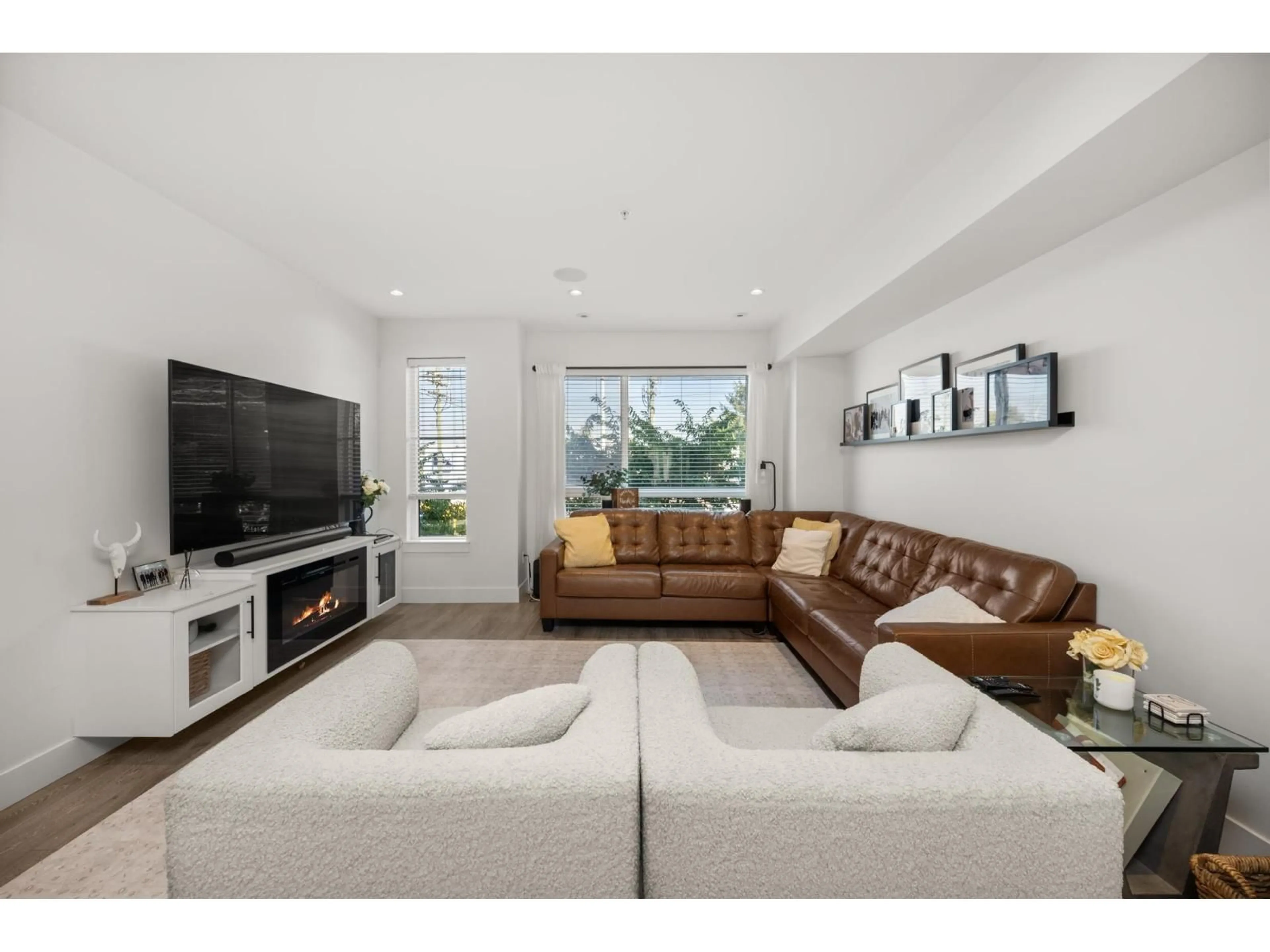 Living room with furniture, unknown for 5 - 19624 56, Langley British Columbia V3A3X6
