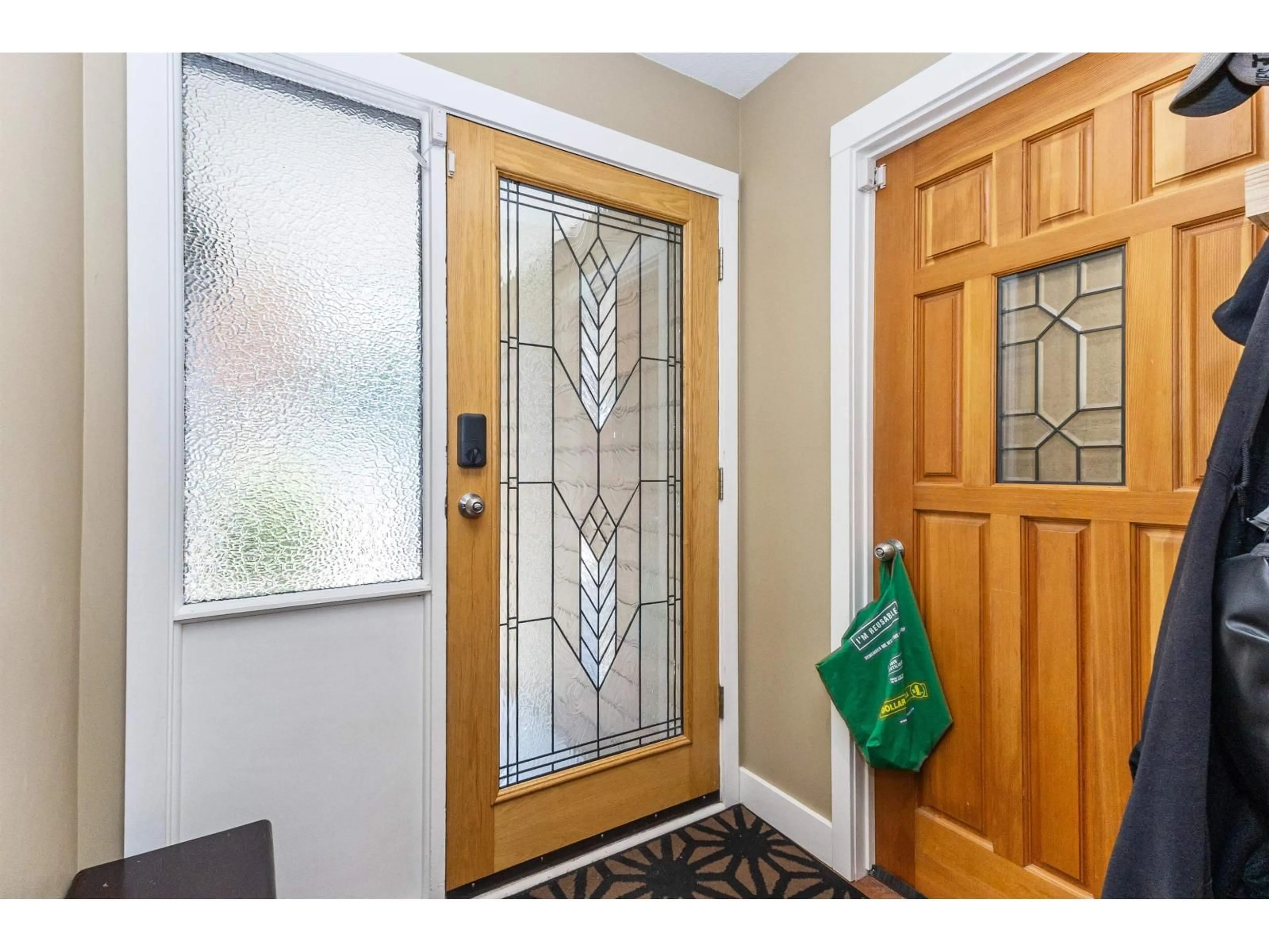 Indoor entryway for 34899 GLENN MOUNTAIN, Abbotsford British Columbia V3G1C2