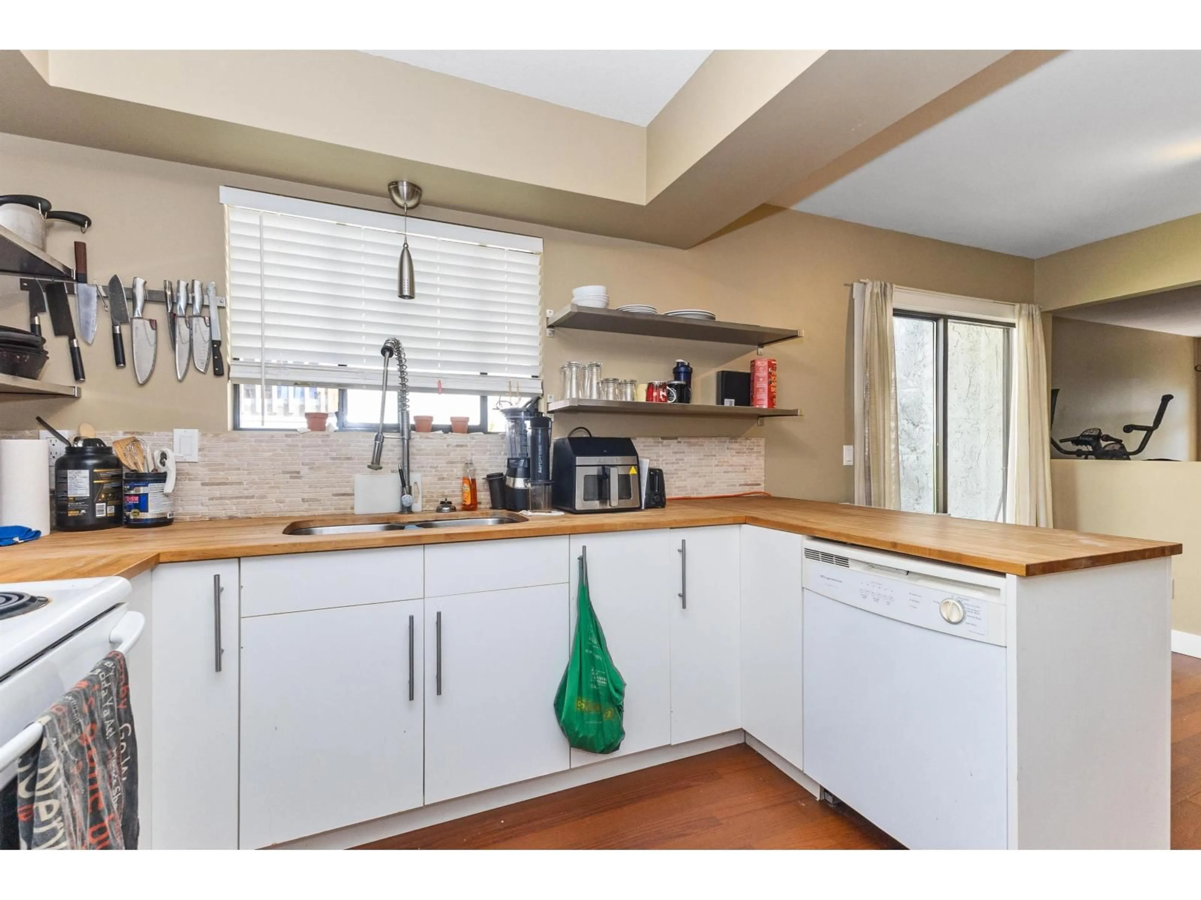 Standard kitchen, wood/laminate floor for 34899 GLENN MOUNTAIN, Abbotsford British Columbia V3G1C2