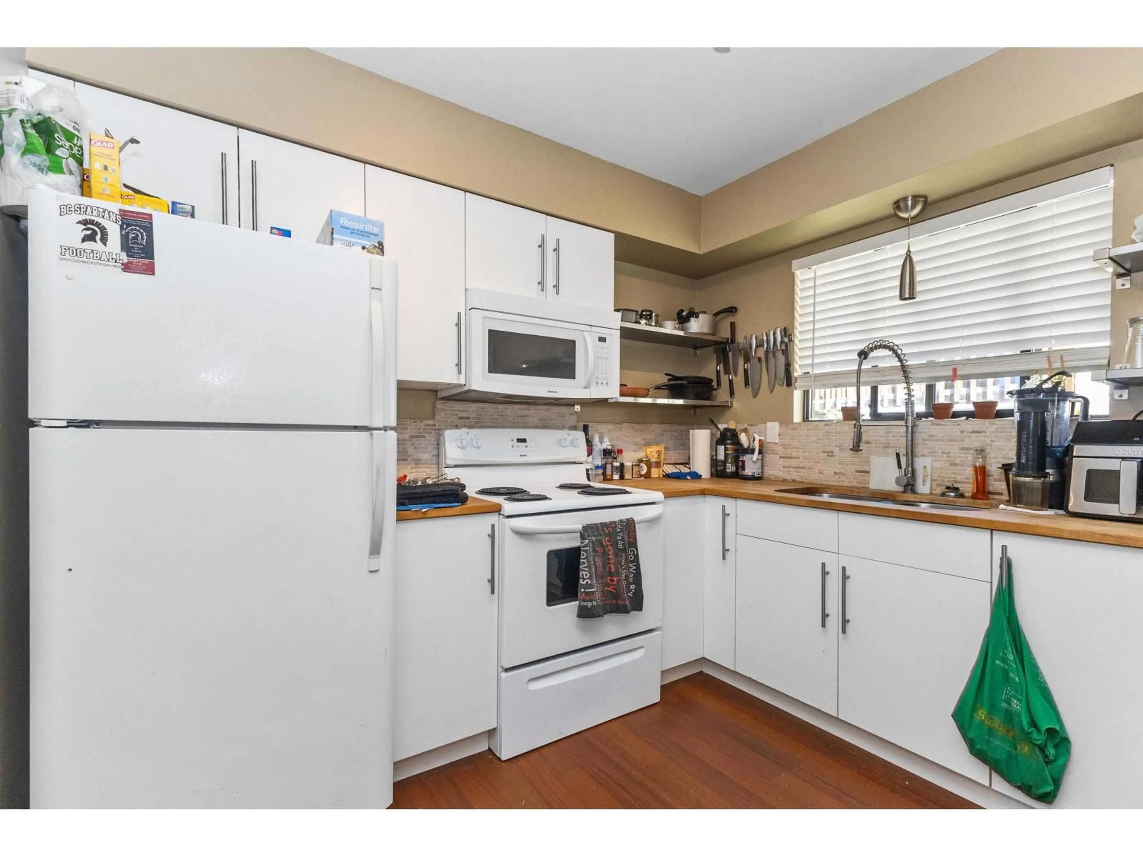 Standard kitchen, wood/laminate floor for 34899 GLENN MOUNTAIN, Abbotsford British Columbia V3G1C2