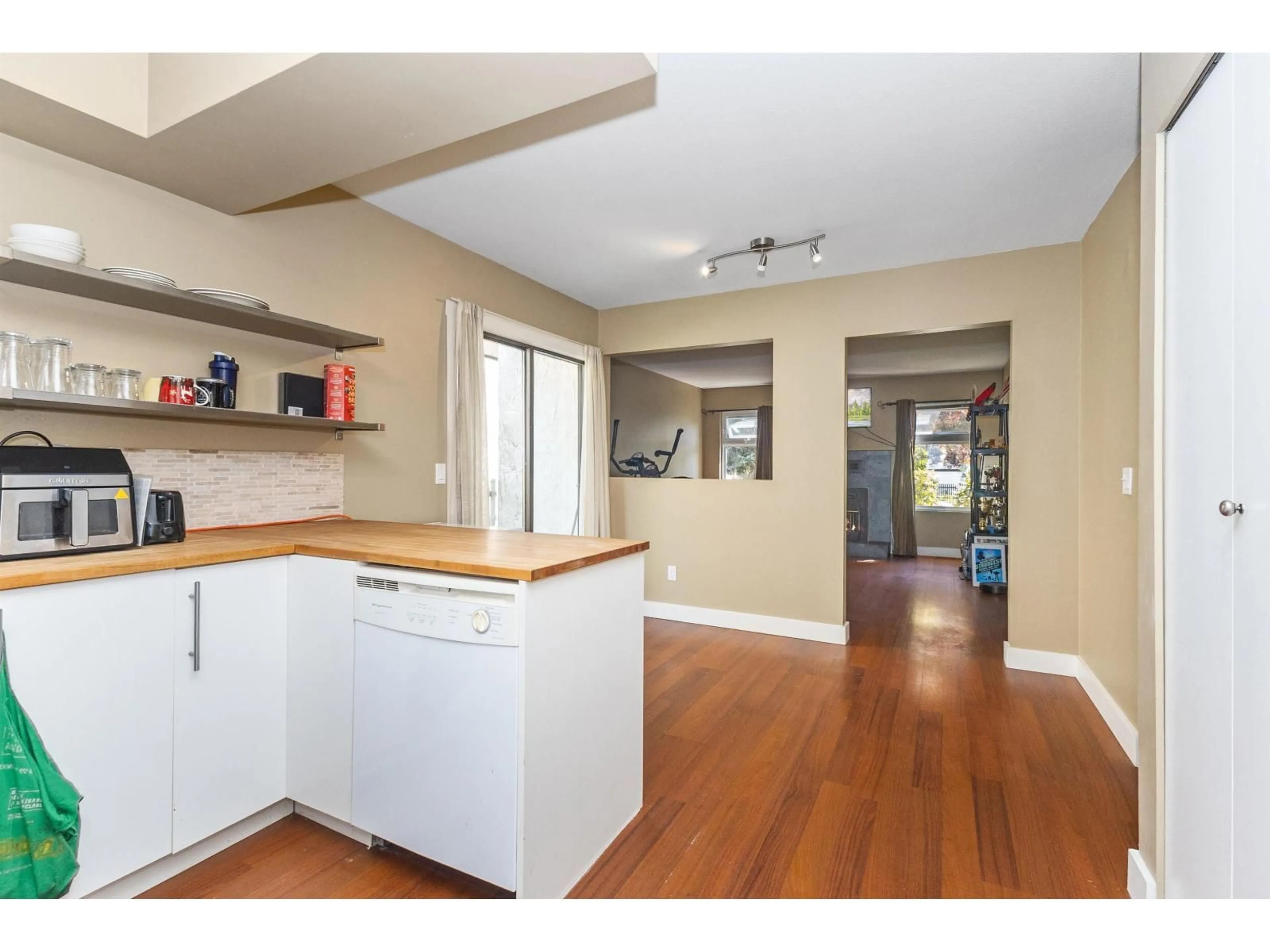 Open concept kitchen, wood/laminate floor for 34899 GLENN MOUNTAIN, Abbotsford British Columbia V3G1C2