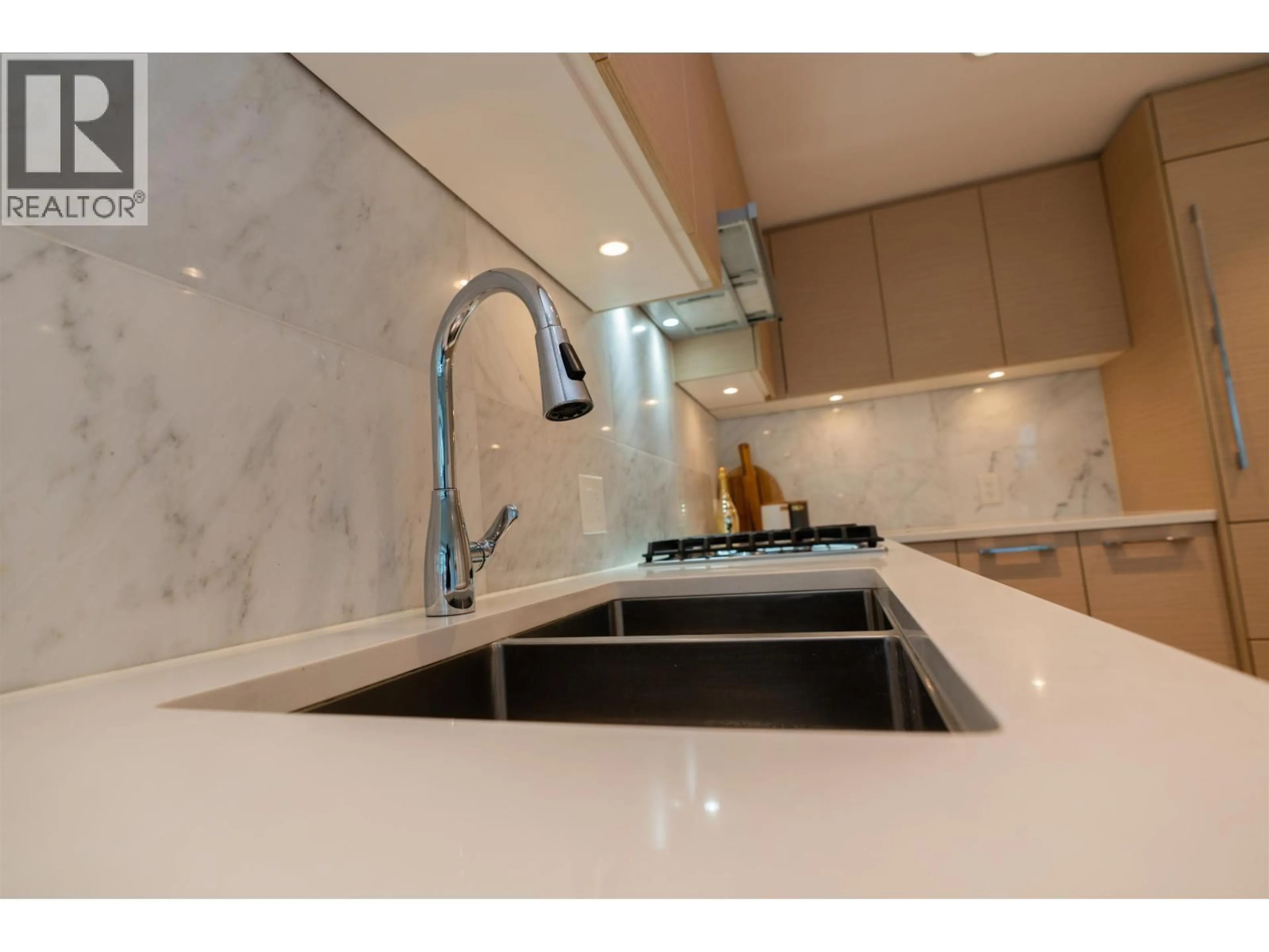 Contemporary kitchen, ceramic/tile floor for 1005 - 6700 DUNBLANE AVENUE, Burnaby British Columbia V5H0J3