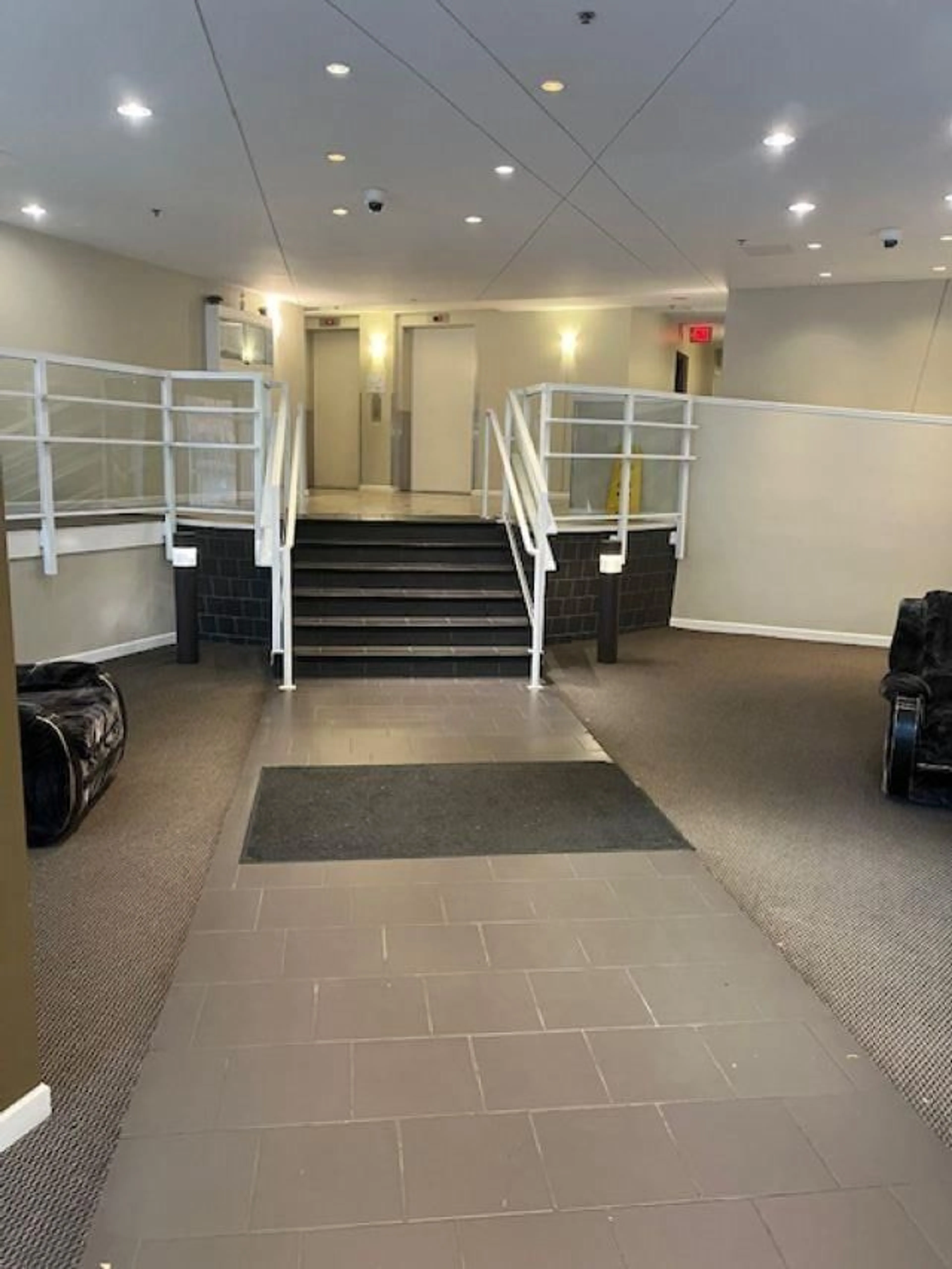 Indoor foyer for 1505 - 9830 WHALLEY, Surrey British Columbia V3T5S7