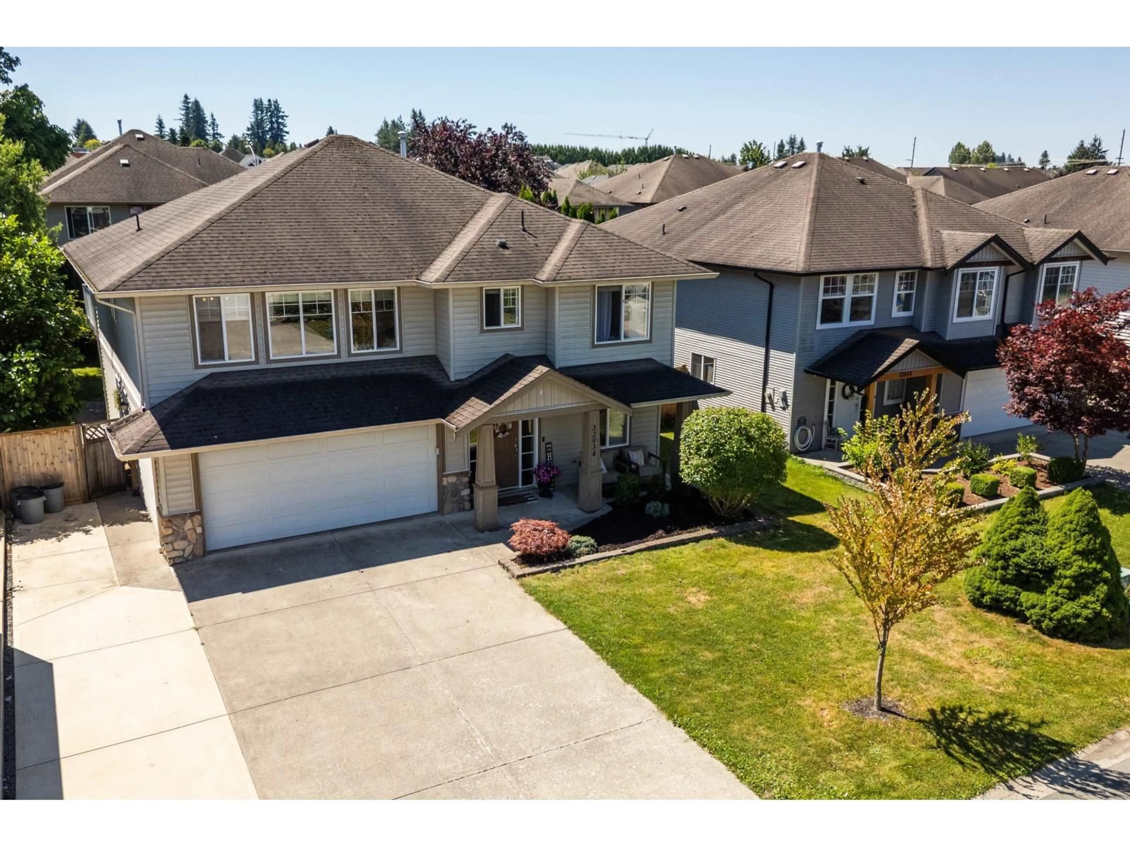 A pic from outside/outdoor area/front of a property/back of a property/a pic from drone, street for 32934 PHELPS, Mission British Columbia V2V7P9