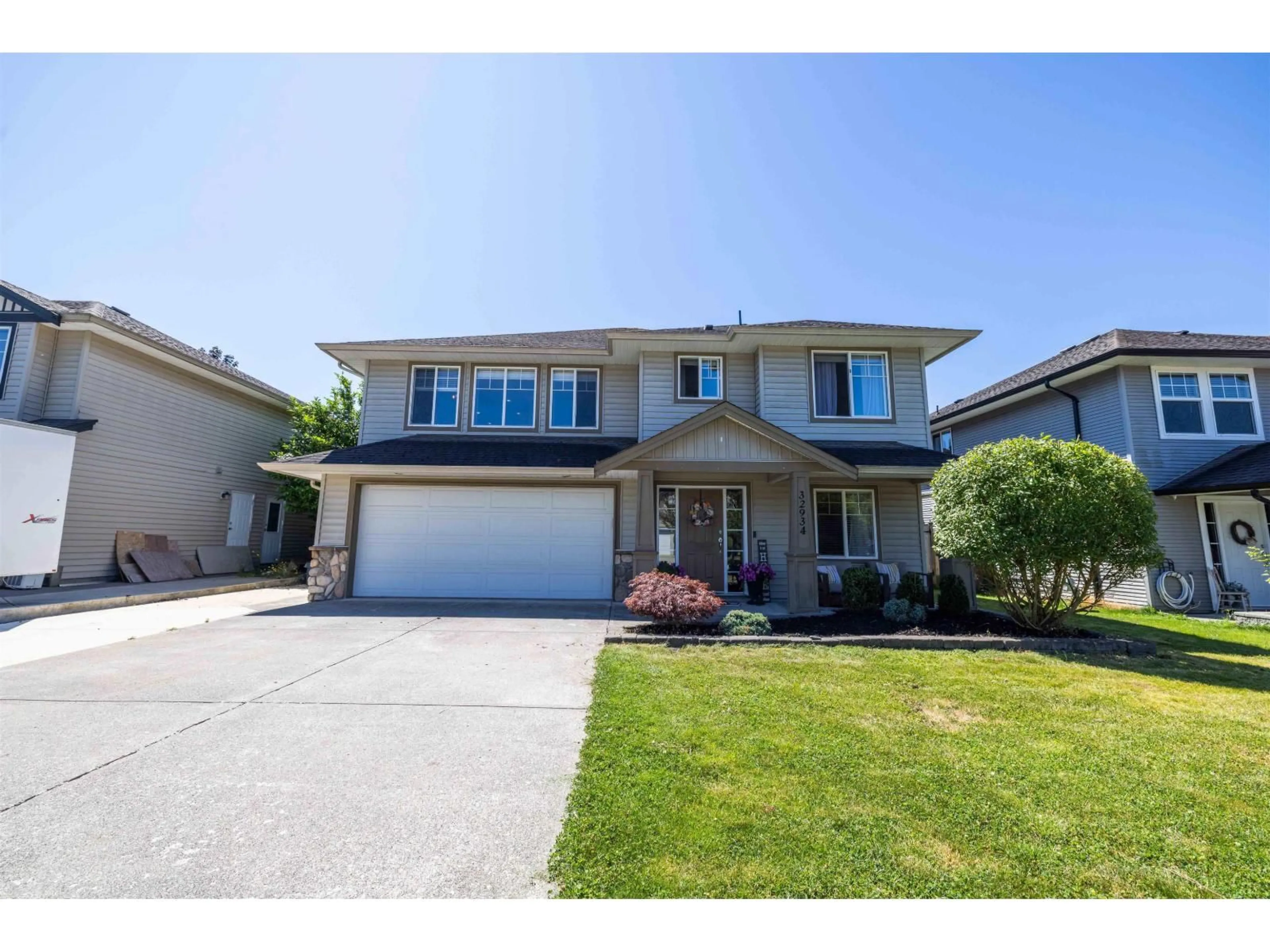 Home with vinyl exterior material, street for 32934 PHELPS, Mission British Columbia V2V7P9