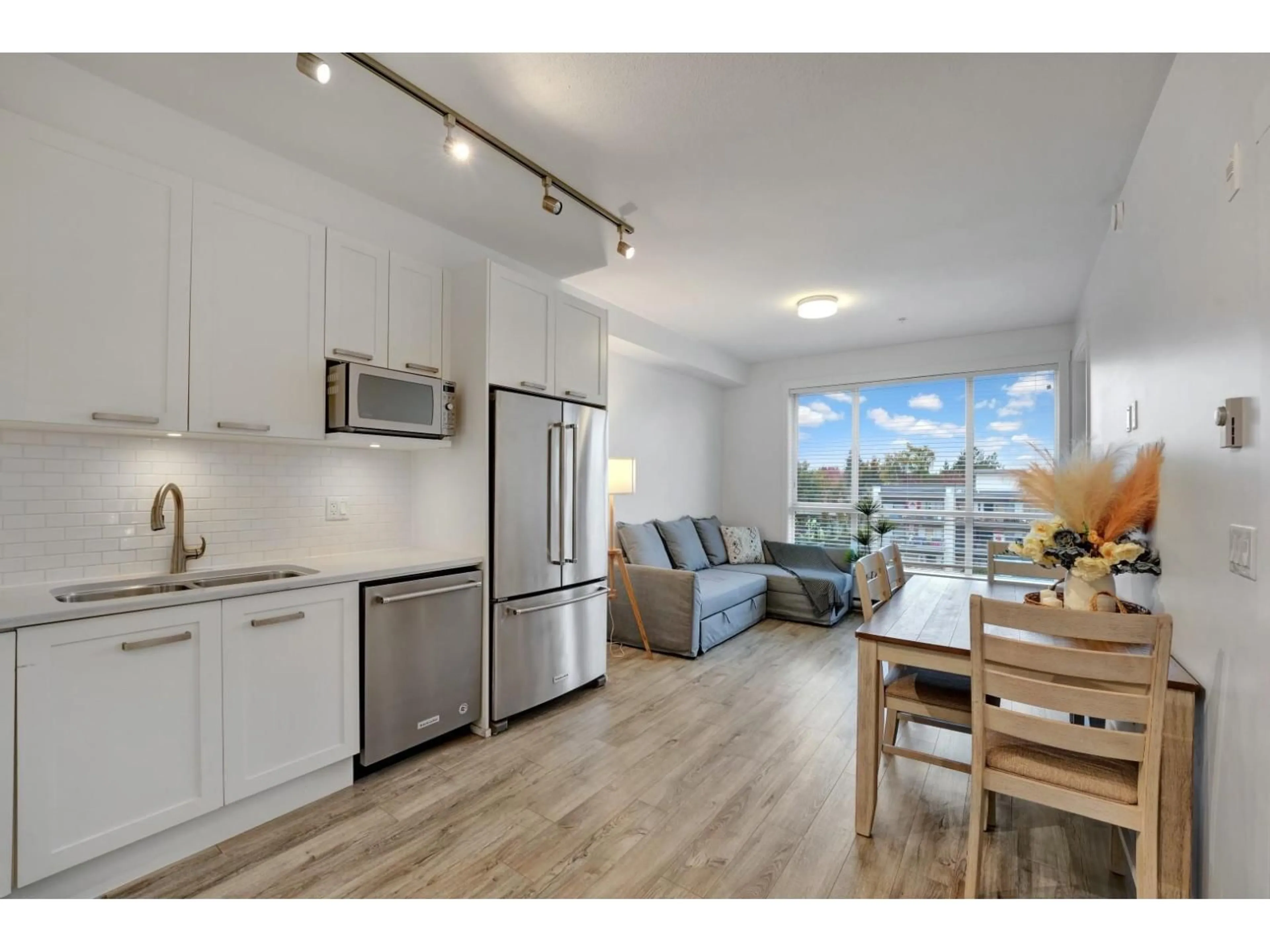 Open concept kitchen, wood/laminate floor for 317 - 5638 201A, Langley British Columbia V3A0L8