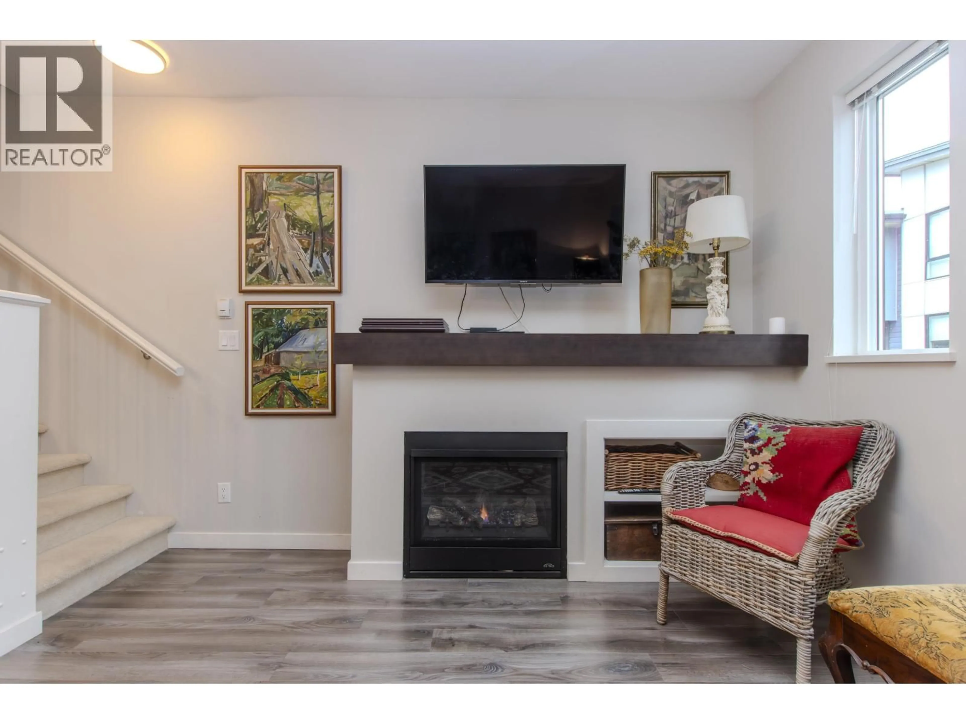Living room with furniture, wood/laminate floor for 1228 BRANDYWINE DRIVE, Squamish British Columbia V8B0V9