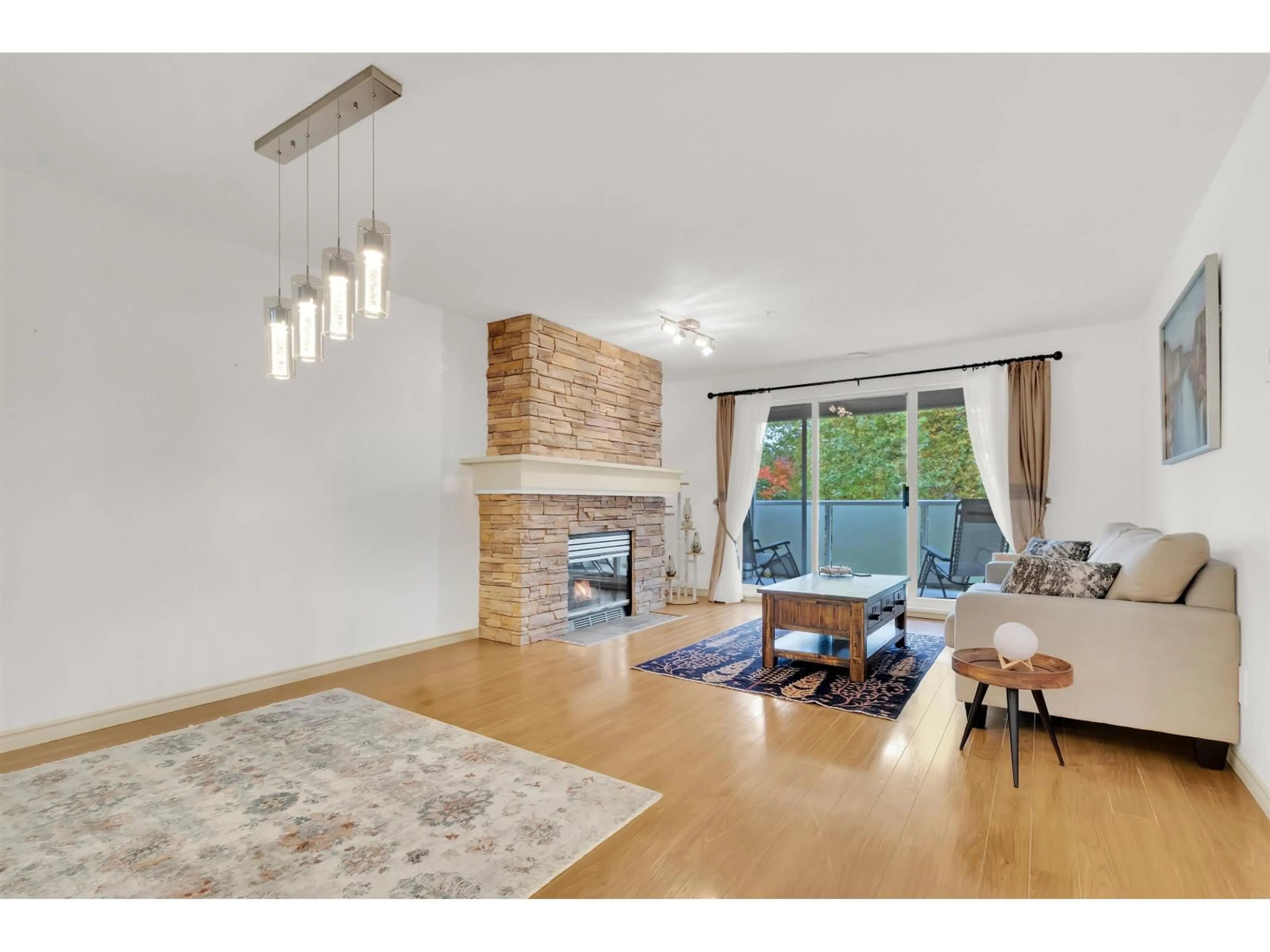 Living room with furniture, wood/laminate floor for 209 - 20145 55A, Langley British Columbia V3A8L6