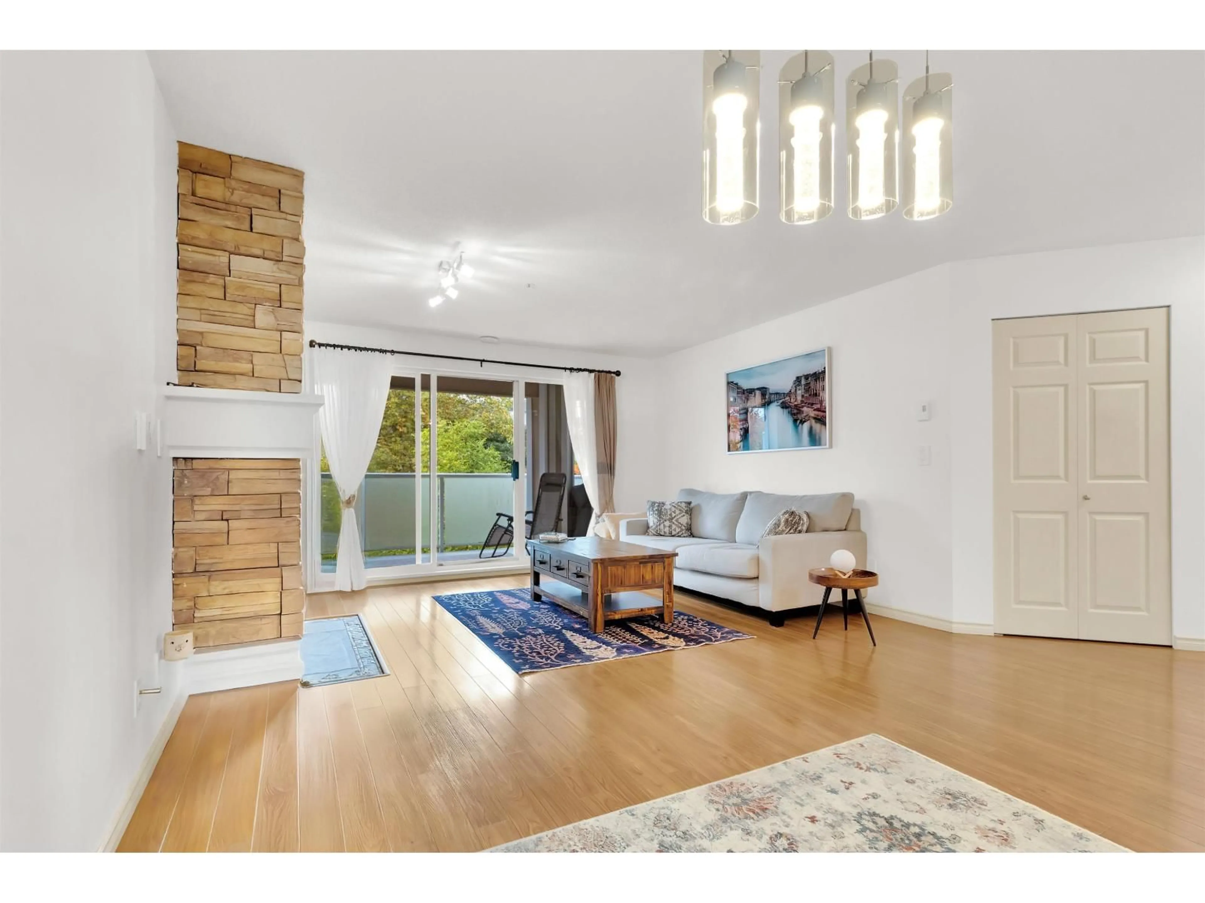 Living room with furniture, wood/laminate floor for 209 - 20145 55A, Langley British Columbia V3A8L6