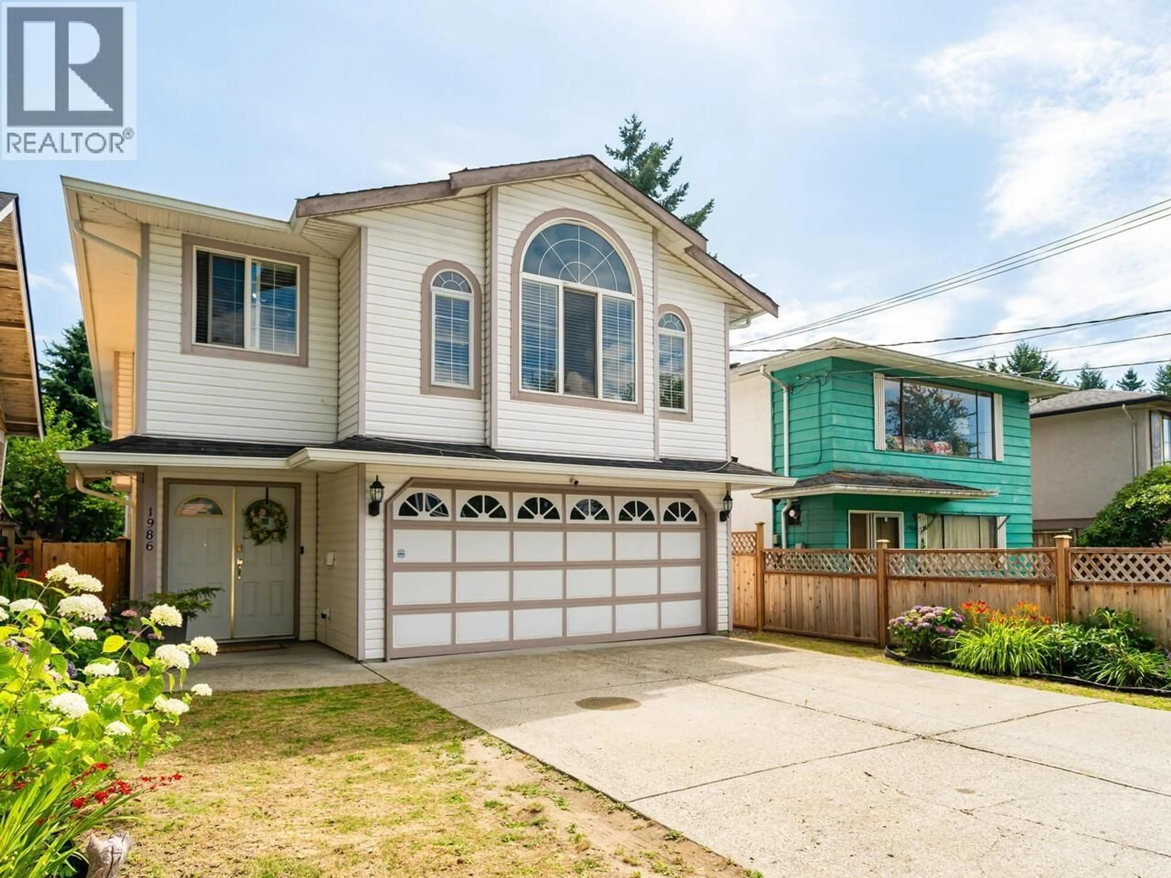 Home with vinyl exterior material, street for 1986 FRASER AVENUE, Port Coquitlam British Columbia V3B1N3