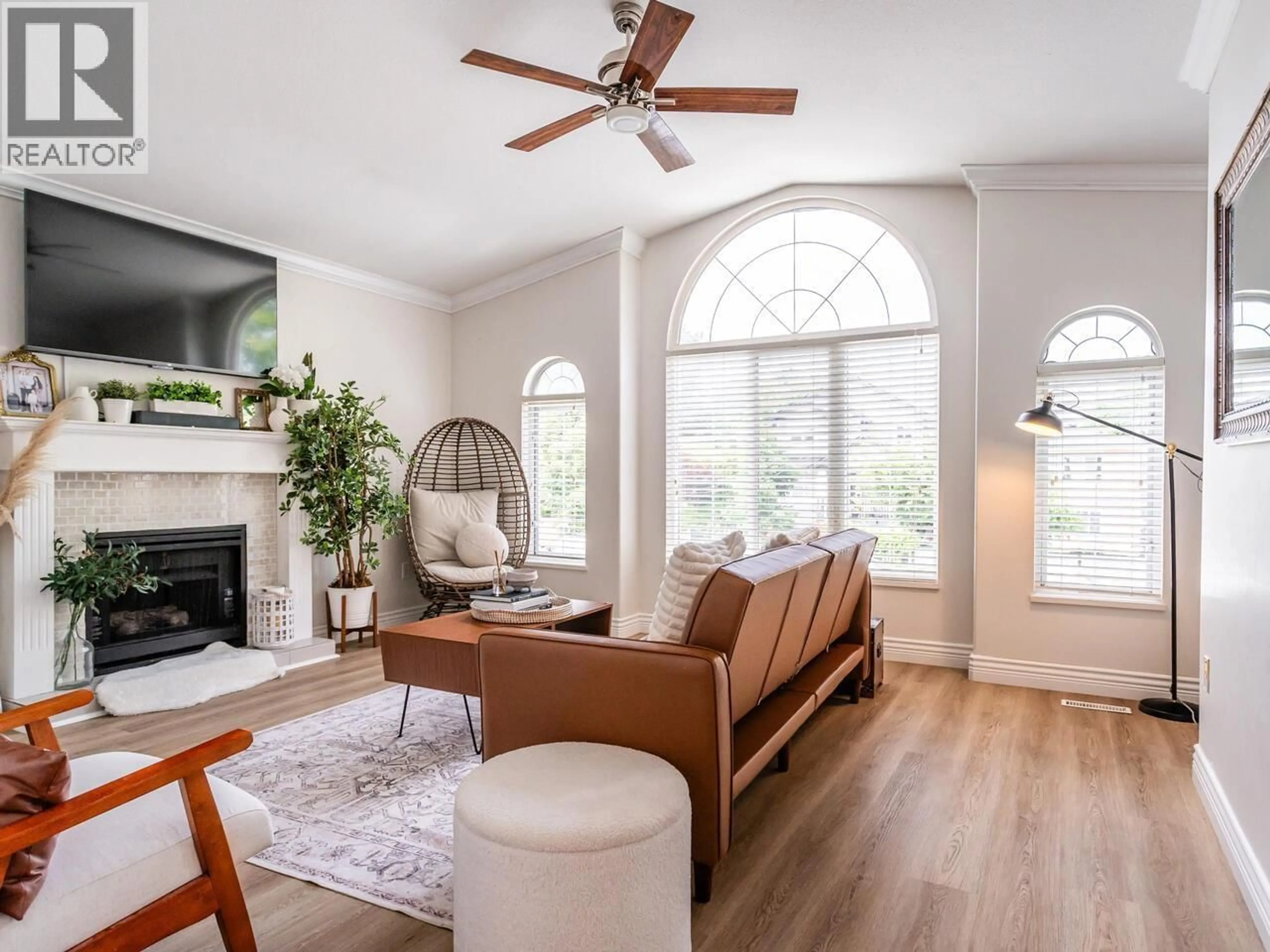 Living room with furniture, wood/laminate floor for 1986 FRASER AVENUE, Port Coquitlam British Columbia V3B1N3