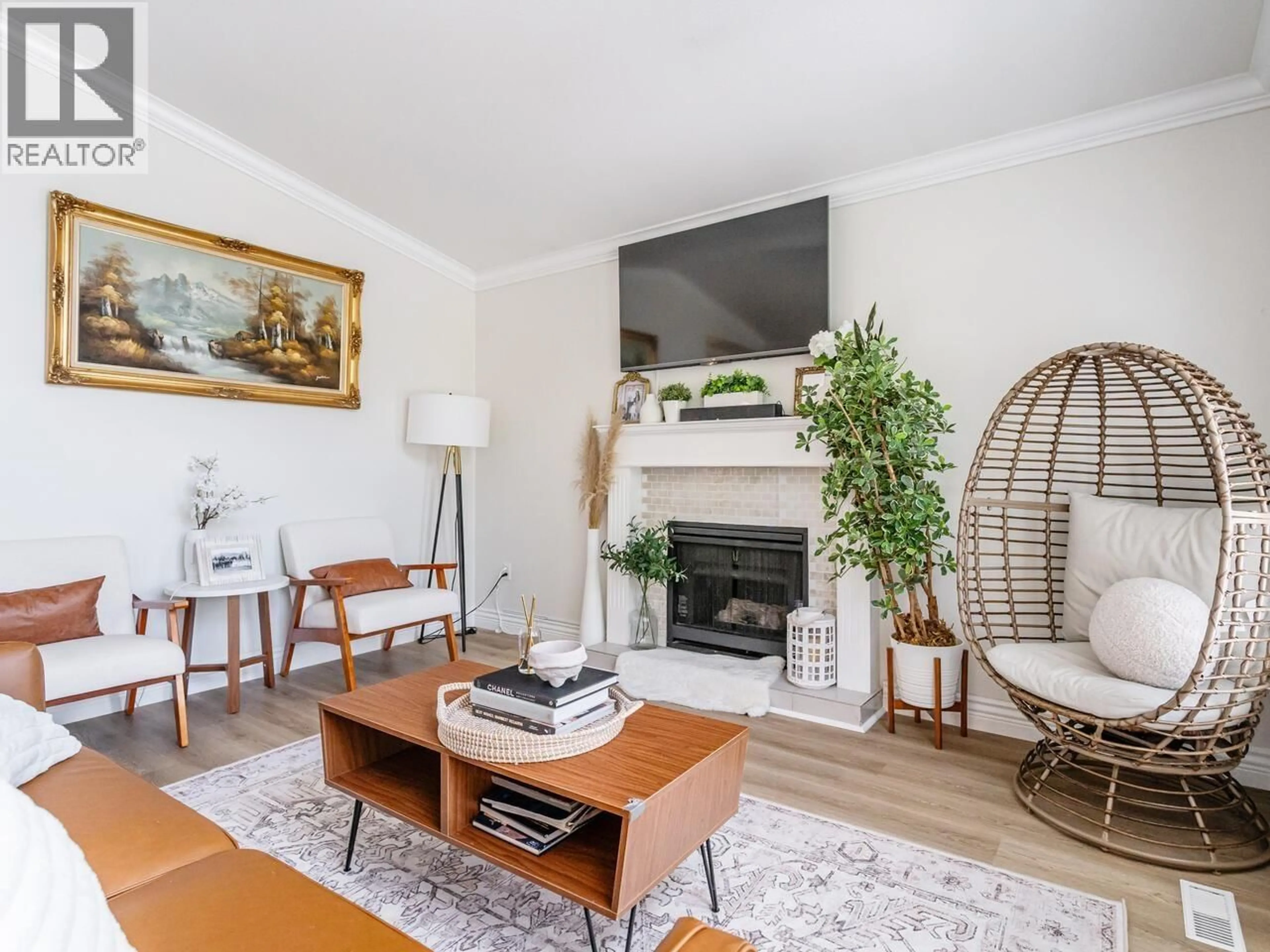 Living room with furniture, wood/laminate floor for 1986 FRASER AVENUE, Port Coquitlam British Columbia V3B1N3