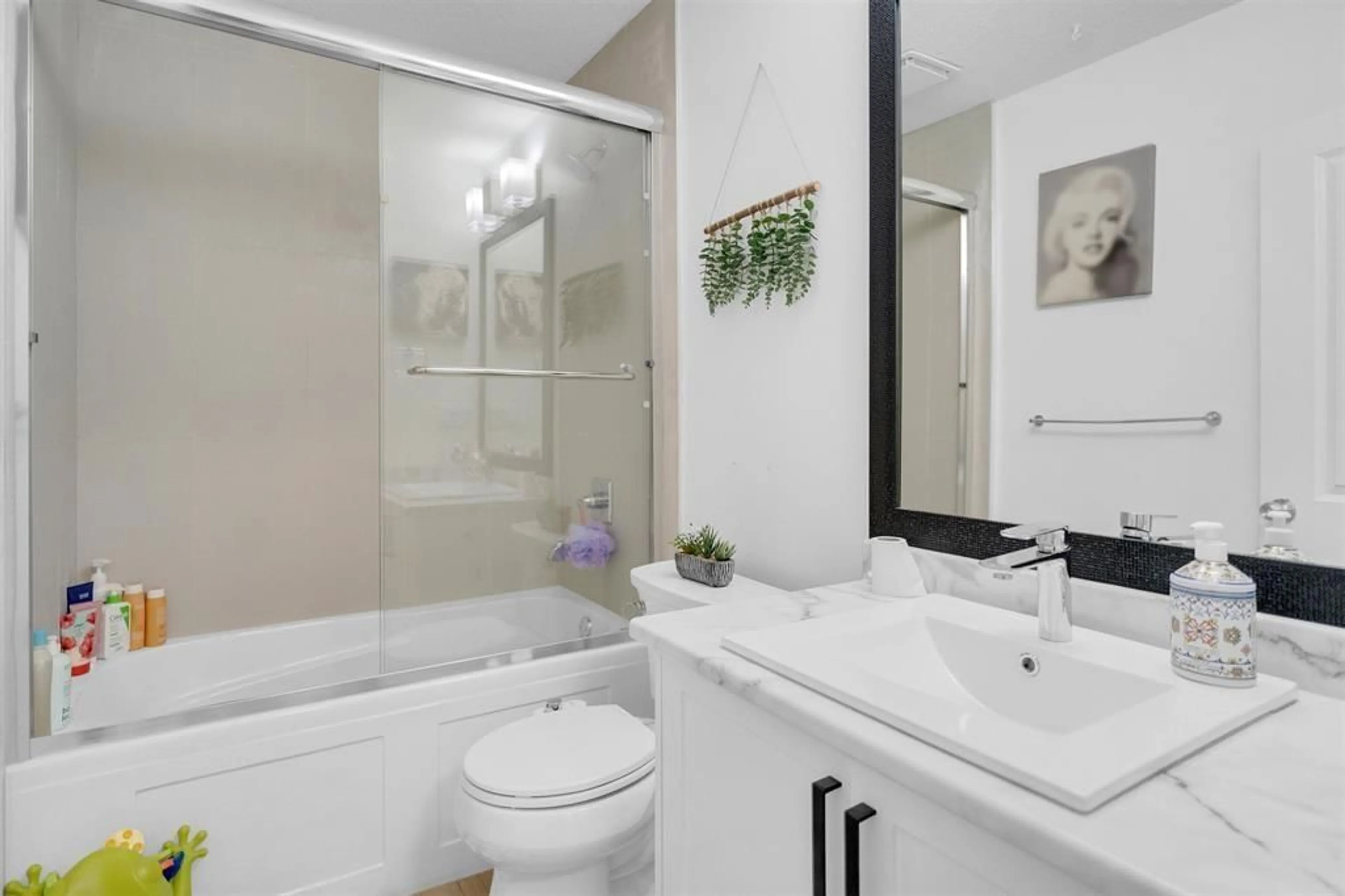 Standard bathroom, ceramic/tile floor for 2042 BOWLER, Surrey British Columbia V4A6S6