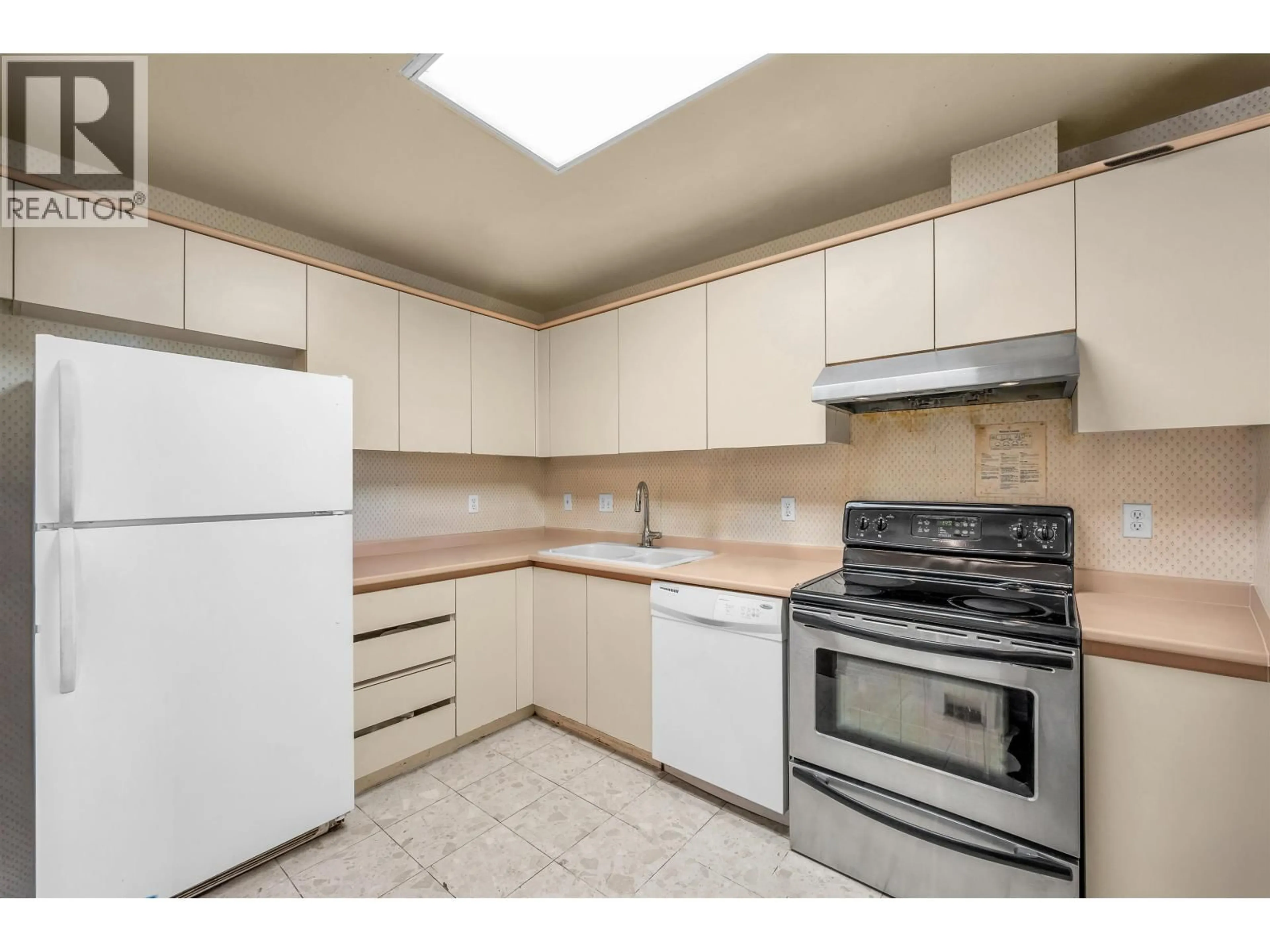 Standard kitchen, unknown for 1102 - 6240 MCKAY AVENUE, Burnaby British Columbia V5H4L8