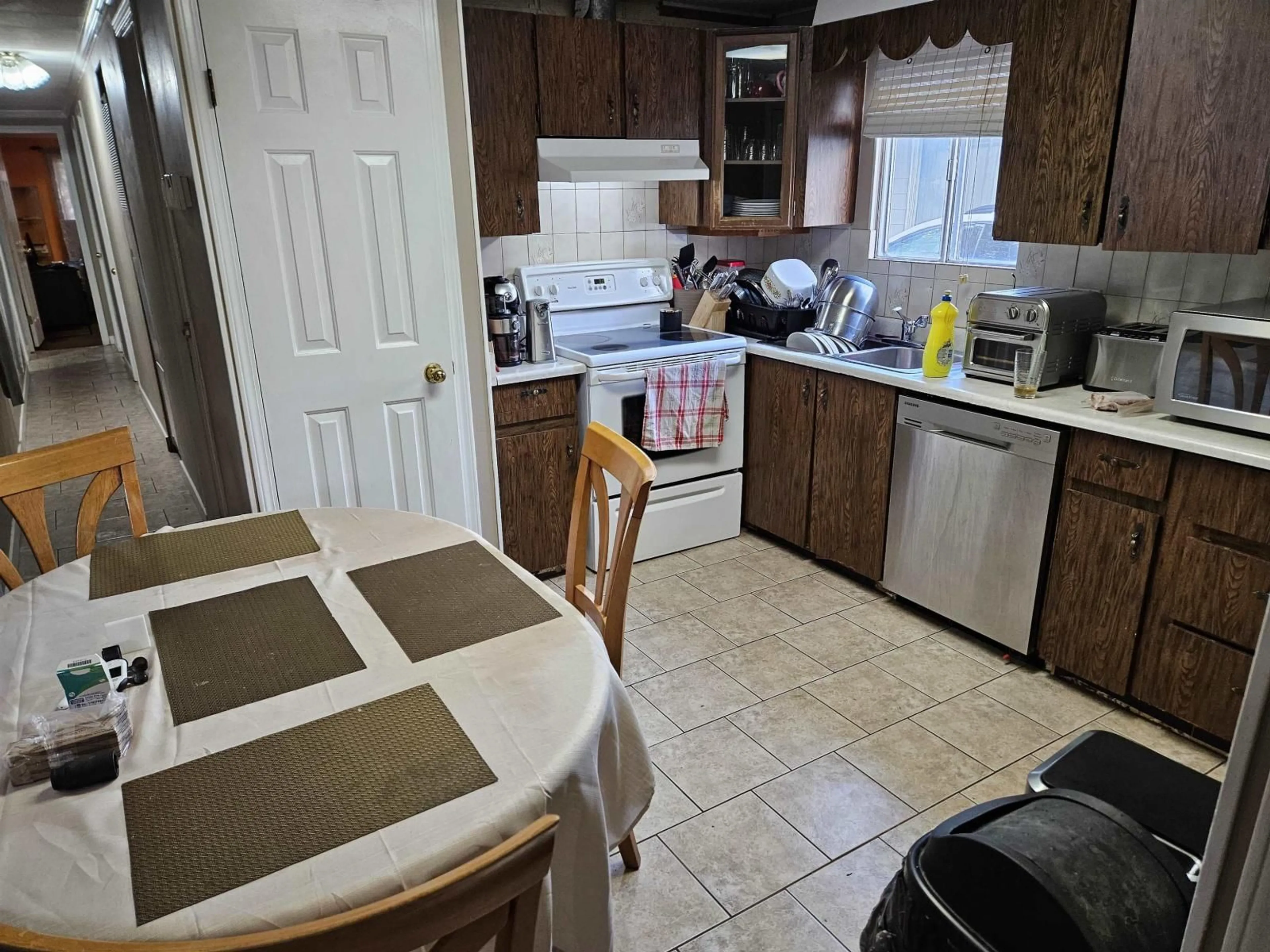 Standard kitchen, ceramic/tile floor for 60 - 8220 KING GEORGE BOULEVARD, Surrey British Columbia V3W6E1