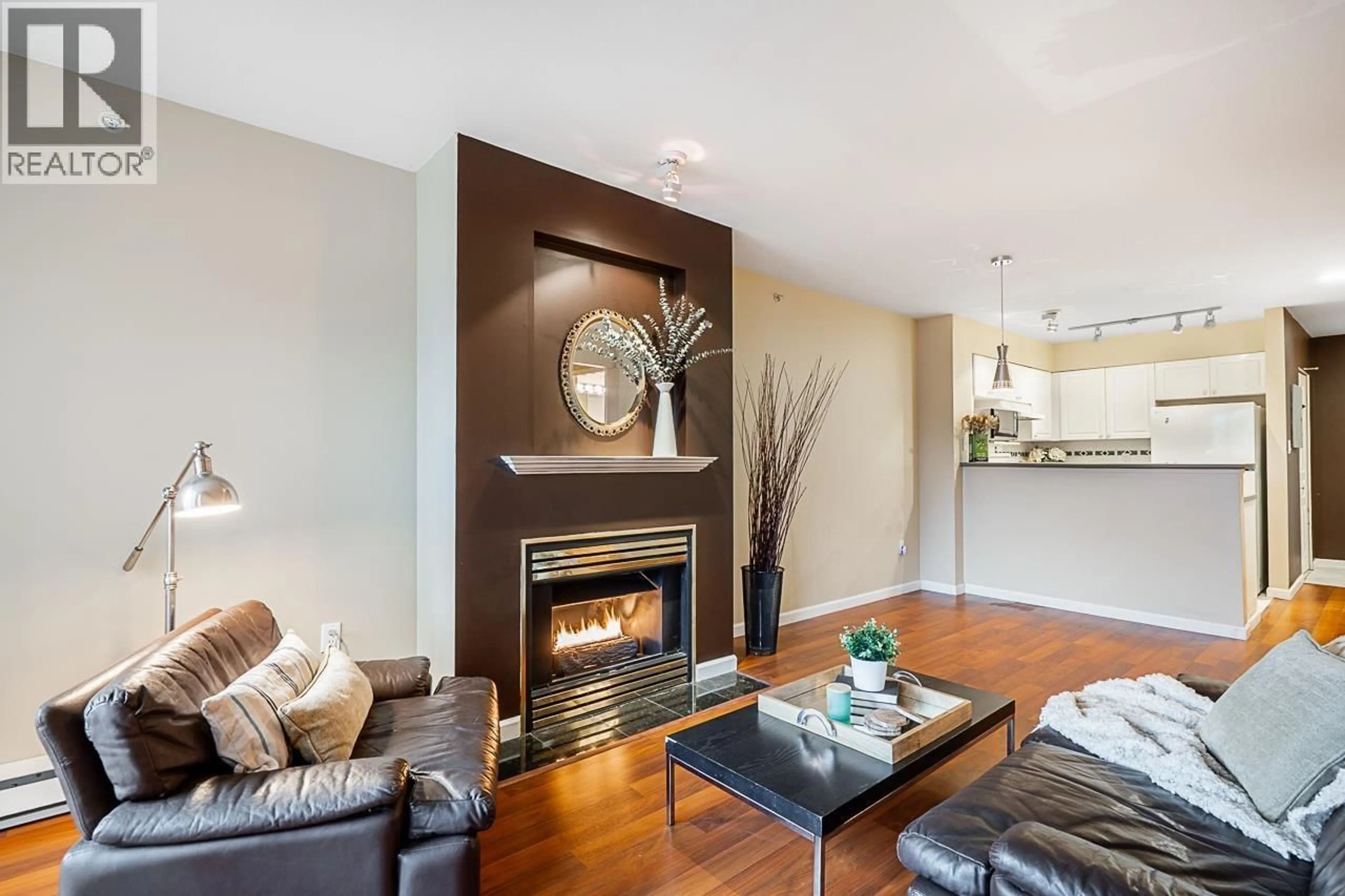 Living room with furniture, wood/laminate floor for PH17 - 760 KINGSWAY, Vancouver British Columbia V5V3C1