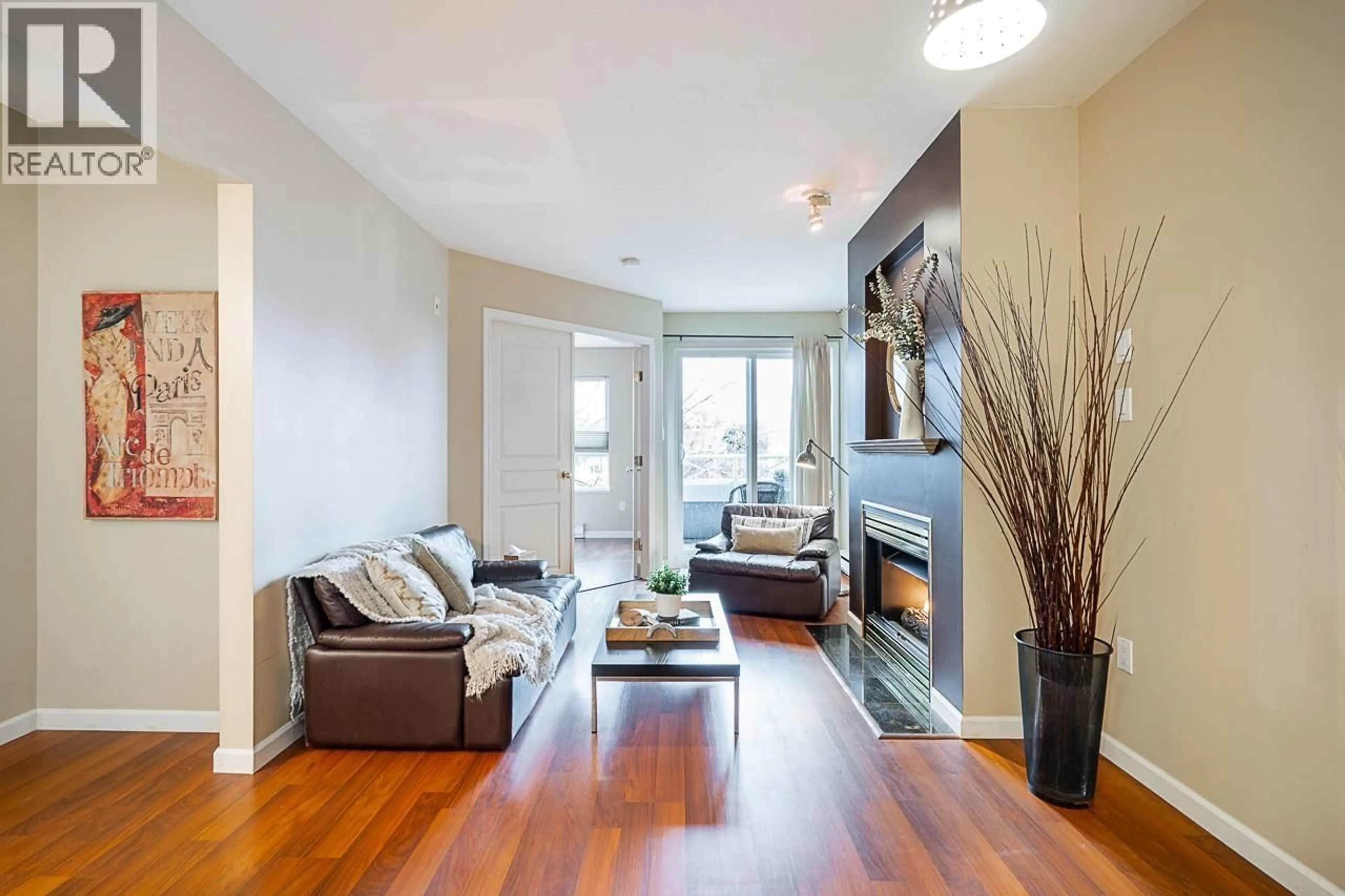 Living room with furniture, wood/laminate floor for PH17 - 760 KINGSWAY, Vancouver British Columbia V5V3C1
