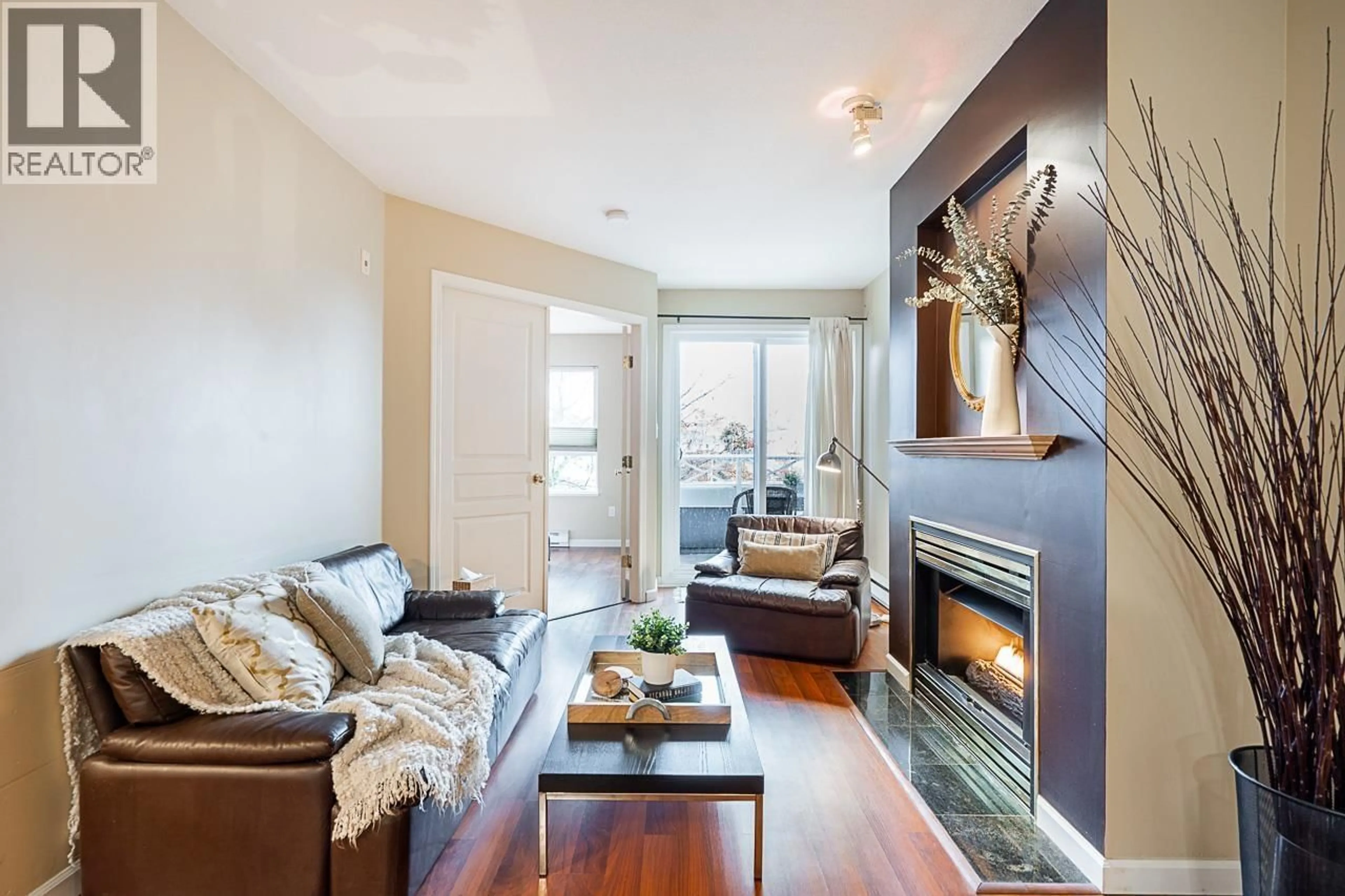 Living room with furniture, wood/laminate floor for PH17 - 760 KINGSWAY, Vancouver British Columbia V5V3C1