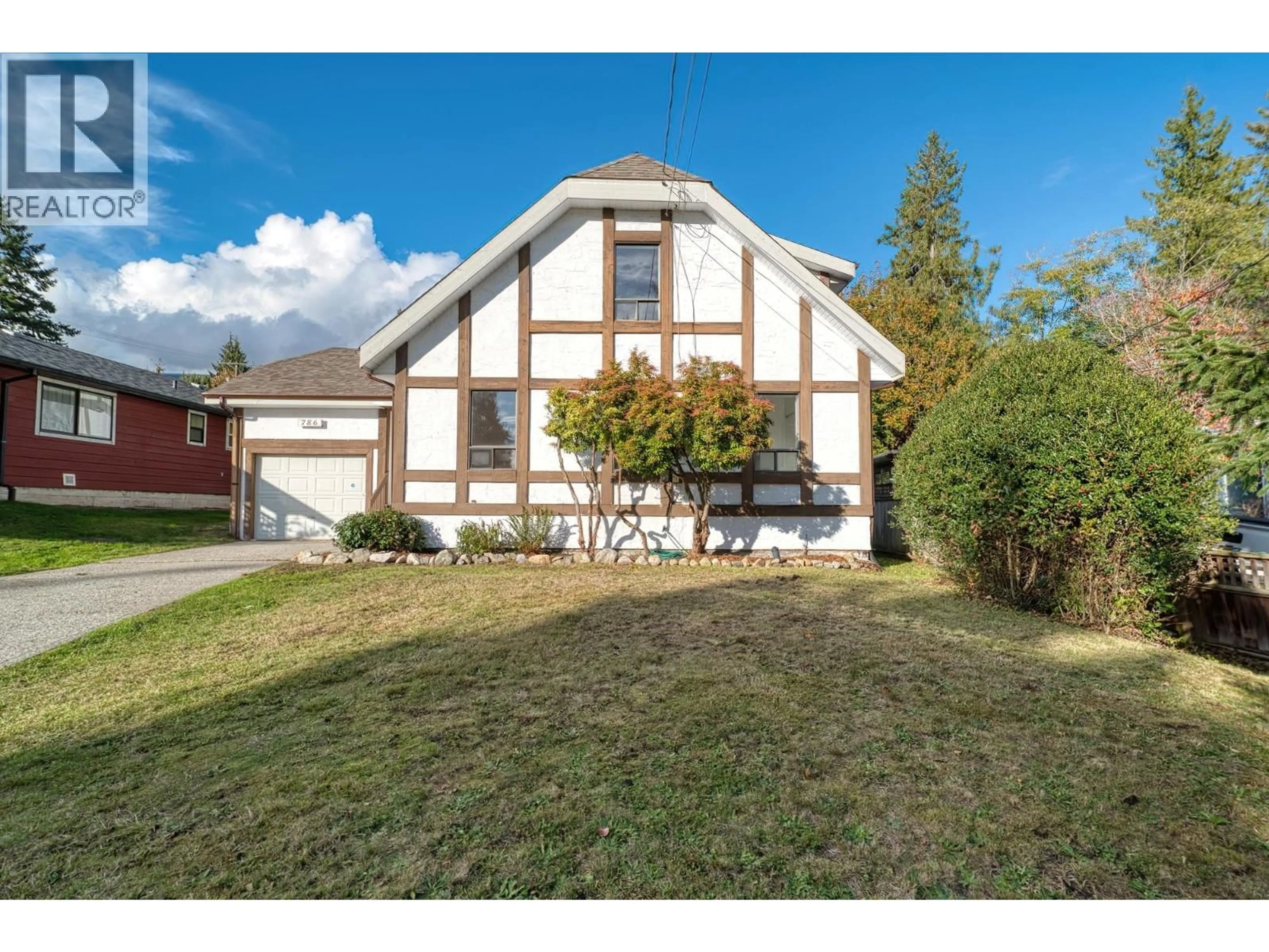 Home with vinyl exterior material, street for 786 CREEKSIDE CRESCENT, Gibsons British Columbia V0N1V9