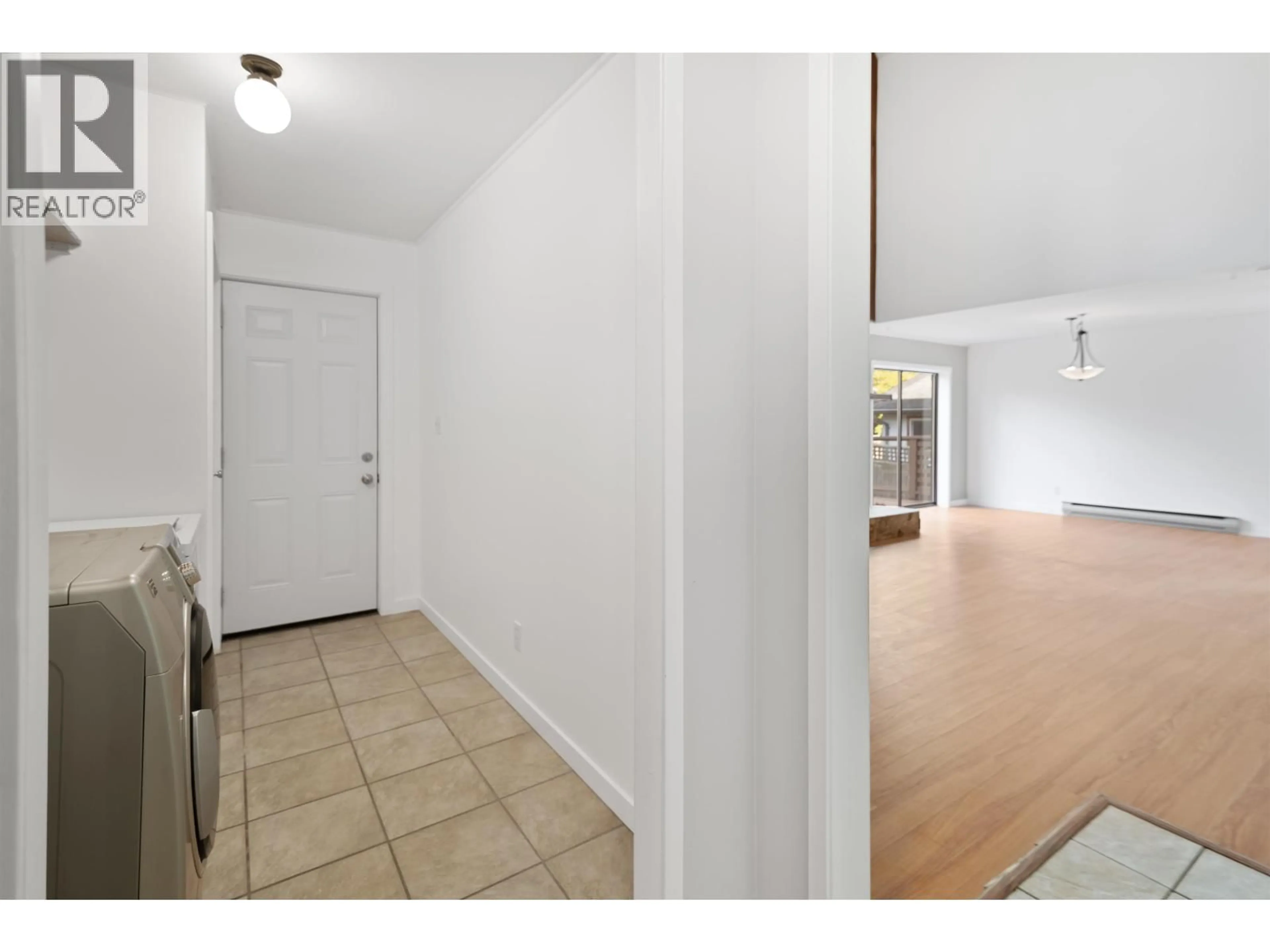 Indoor entryway for 786 CREEKSIDE CRESCENT, Gibsons British Columbia V0N1V9