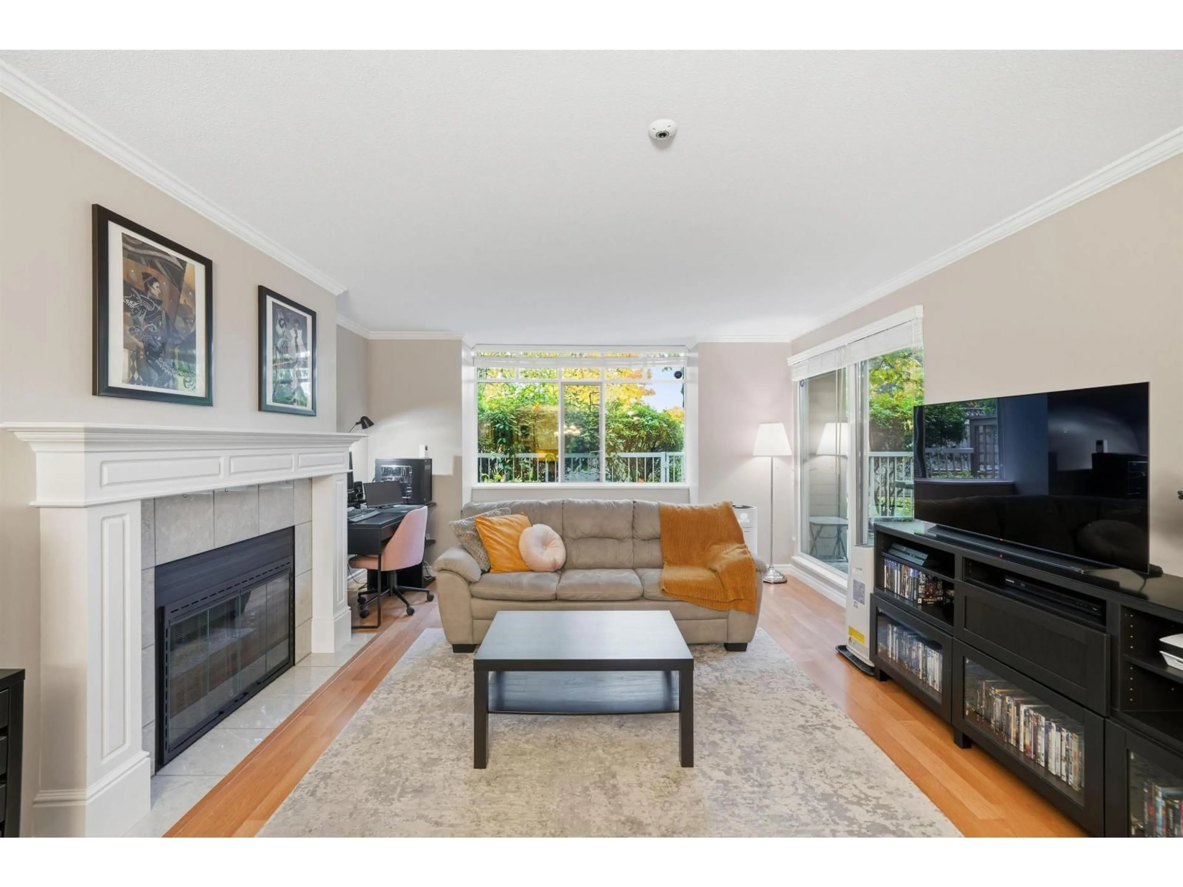 Living room with furniture, wood/laminate floor for 105 - 9767 140, Surrey British Columbia V3T5S4