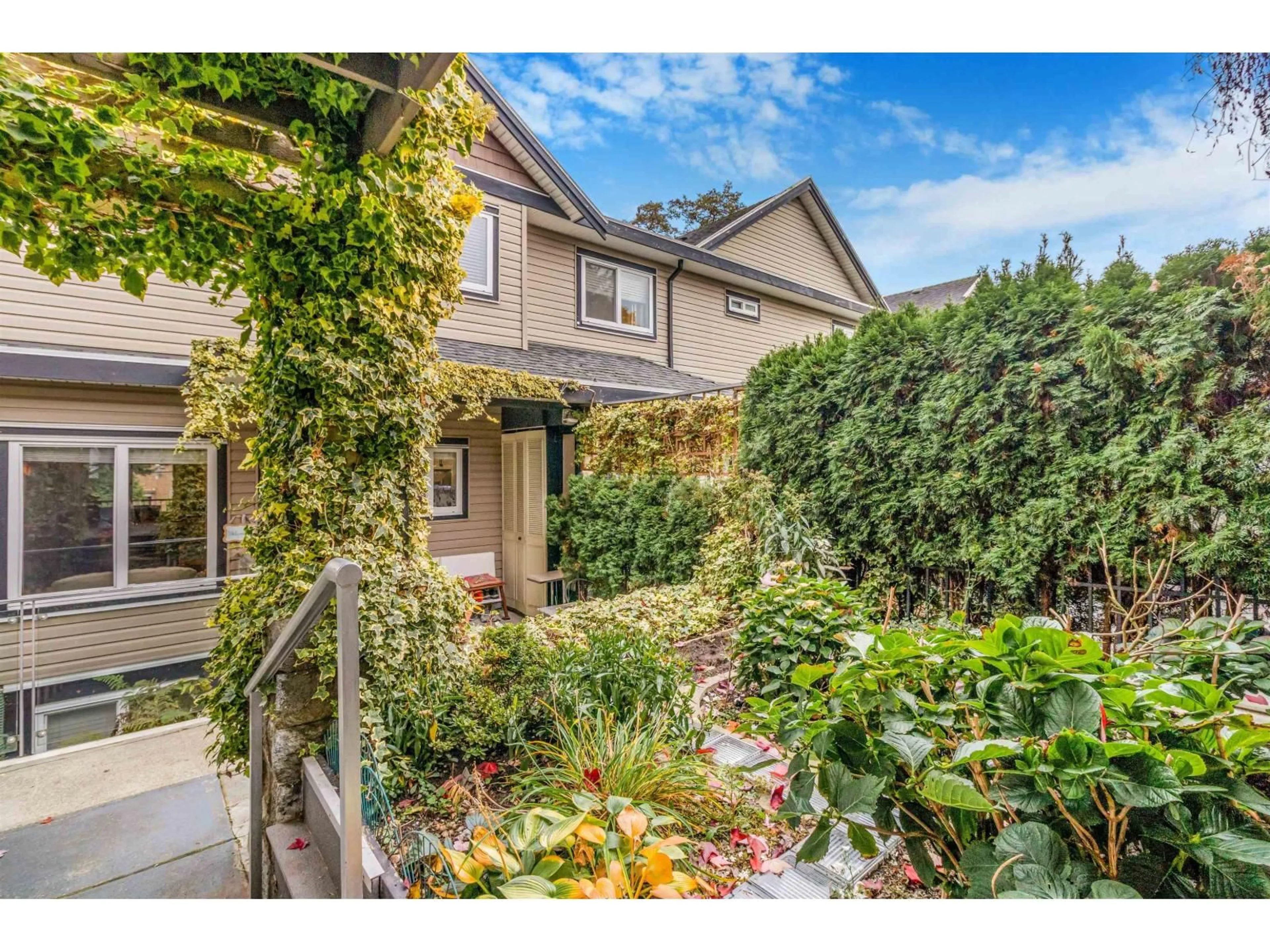 A pic from outside/outdoor area/front of a property/back of a property/a pic from drone, street for 9347 122, Surrey British Columbia V3V4L7