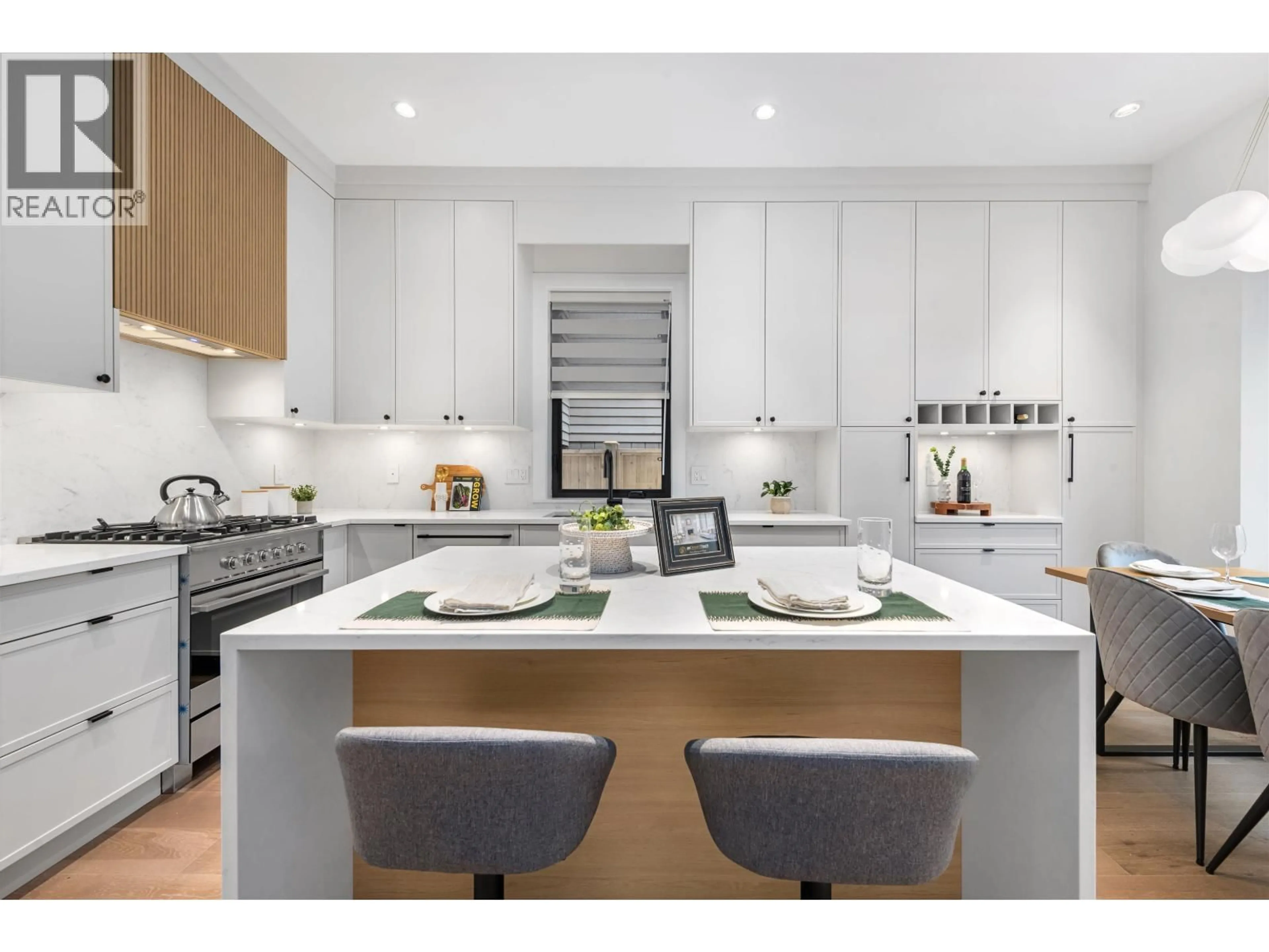 Contemporary kitchen, unknown for 1 - 878 37 AVENUE, Vancouver British Columbia V5W1G2