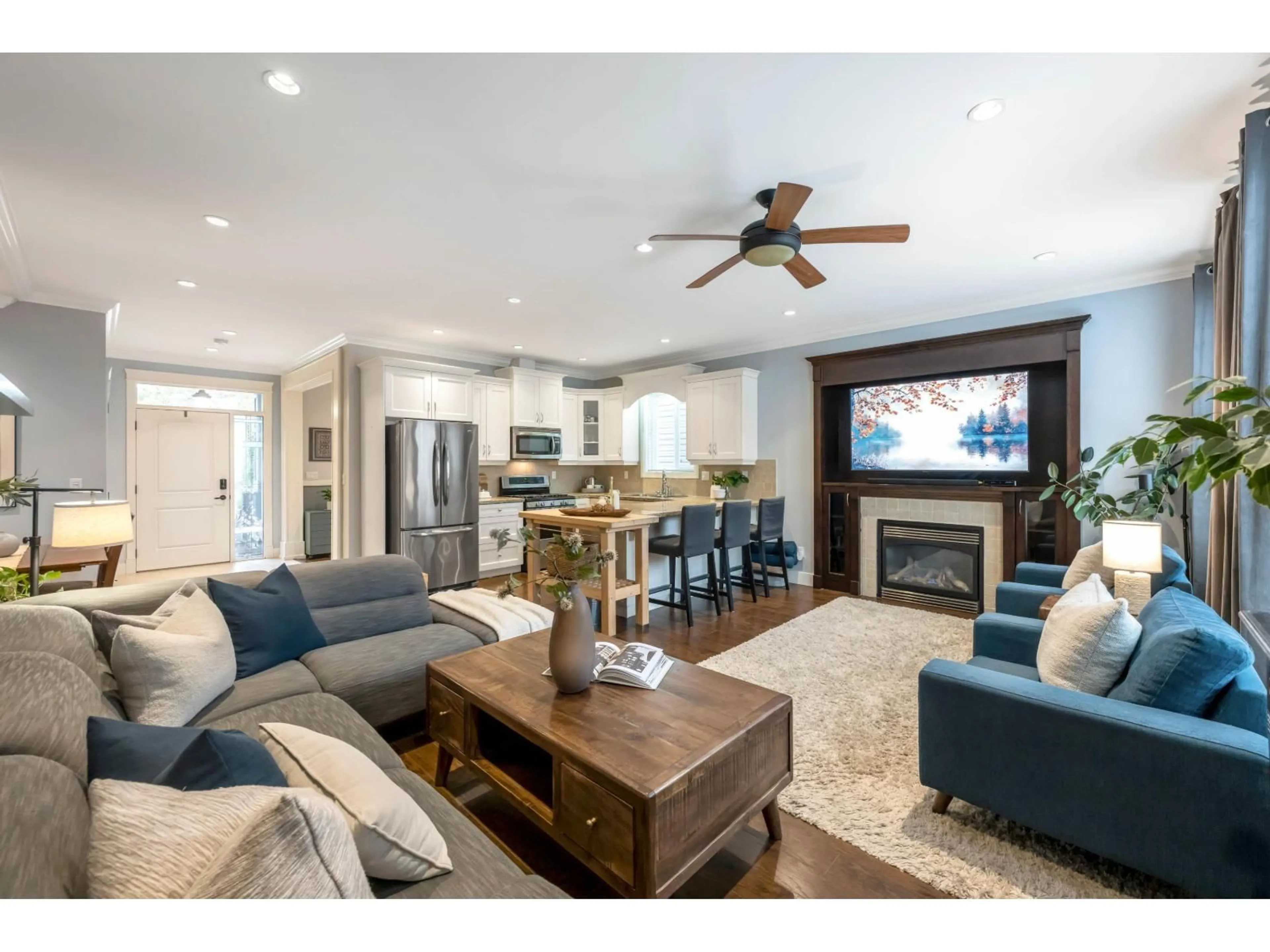 Living room with furniture, wood/laminate floor for 7137 196, Surrey British Columbia V4N5Z6