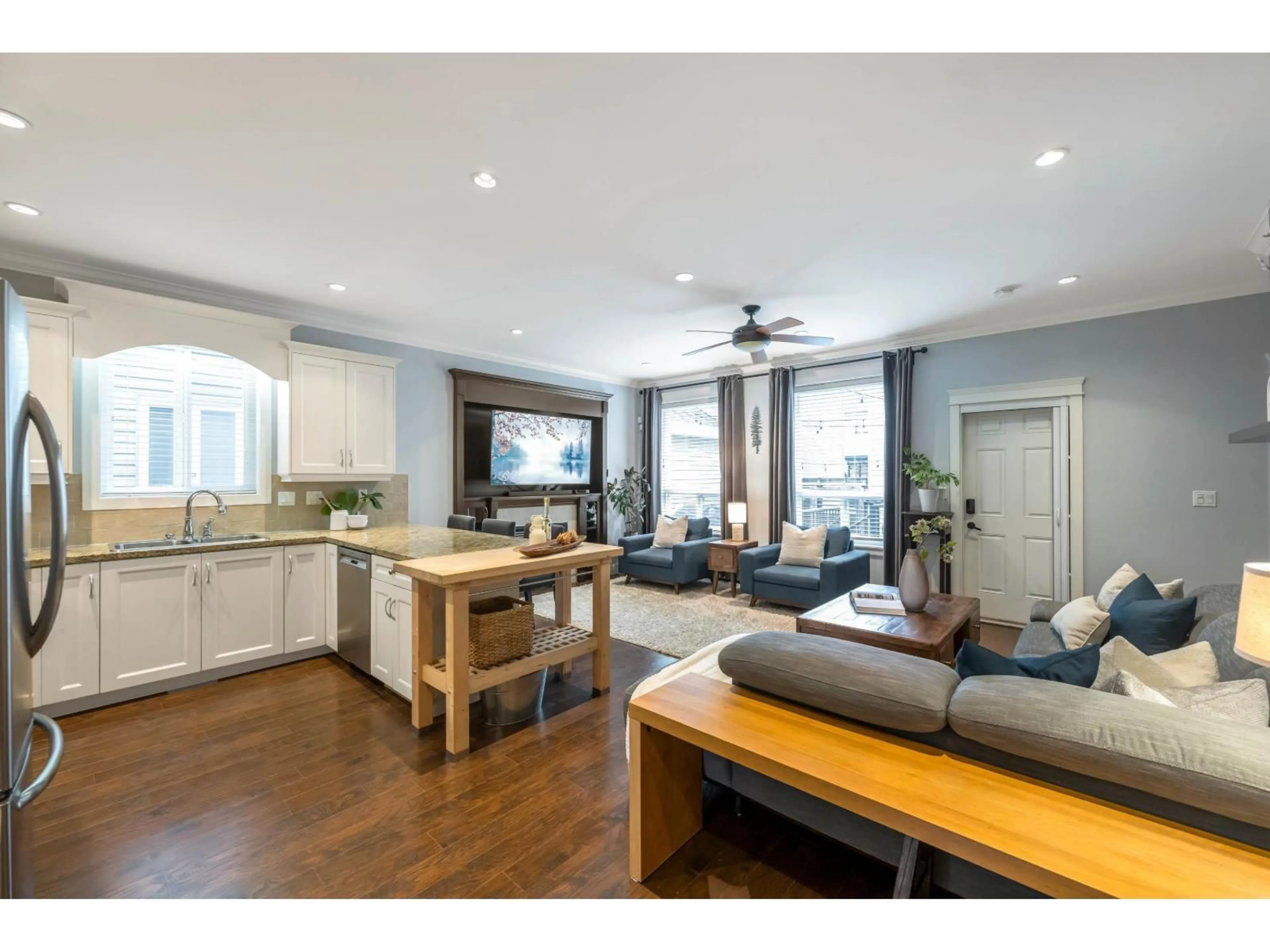 Open concept kitchen, wood/laminate floor for 7137 196, Surrey British Columbia V4N5Z6