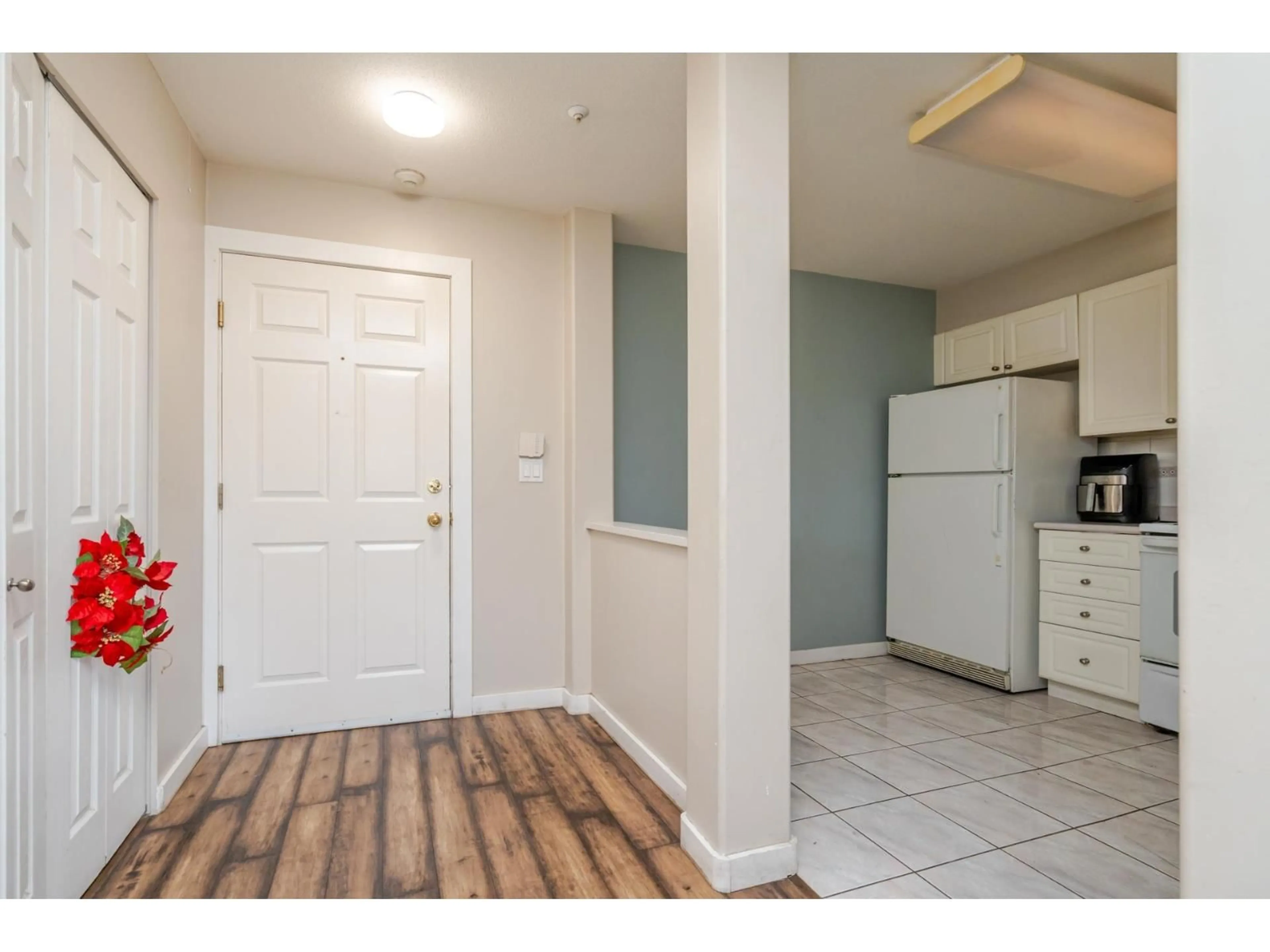 Indoor entryway for 306 - 15241 18, Surrey British Columbia V4A1W9