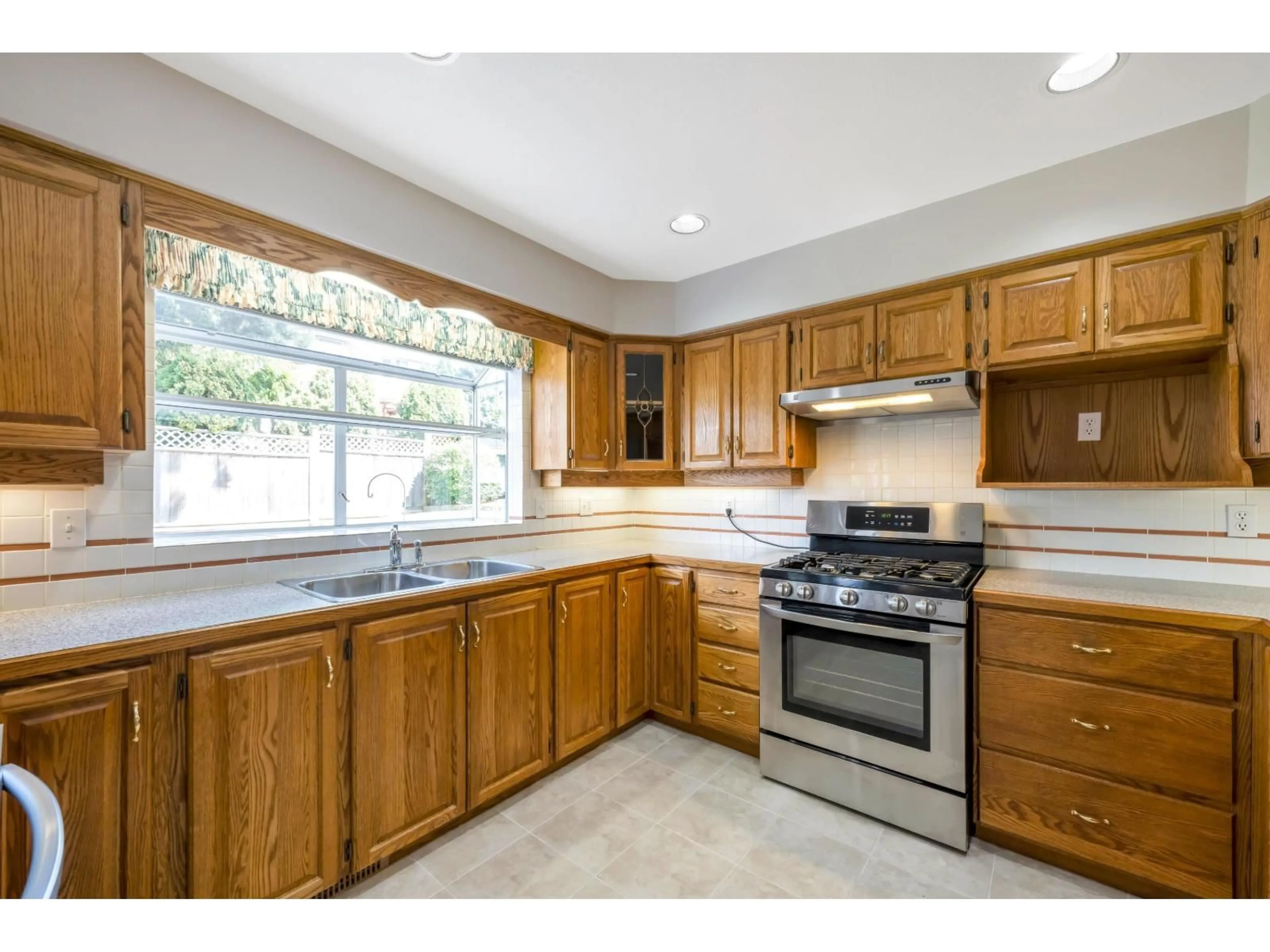 Standard kitchen, unknown for 8165 154, Surrey British Columbia V3S7X8