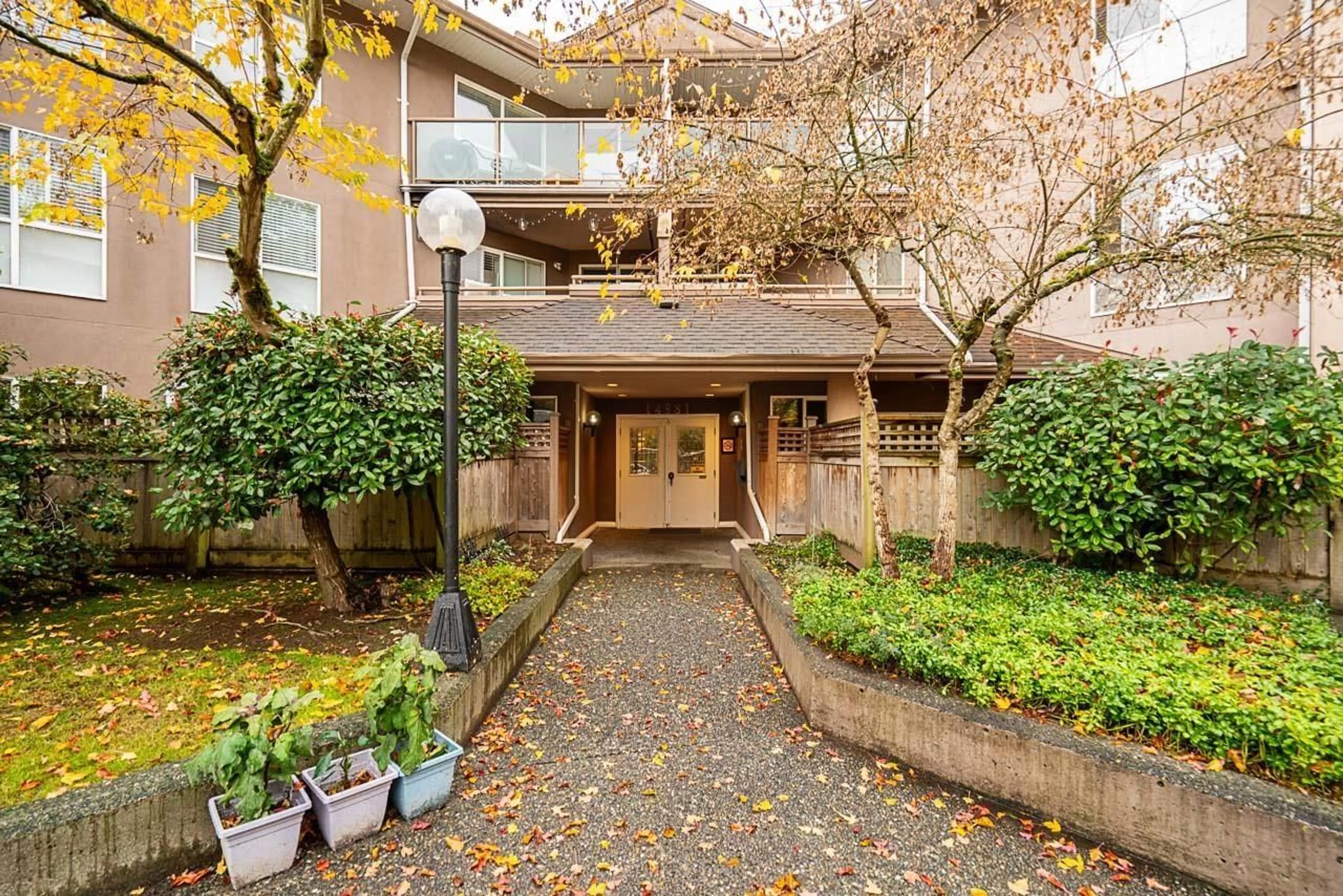 Patio, street for 111 - 14981 101A, Surrey British Columbia V3R0T1