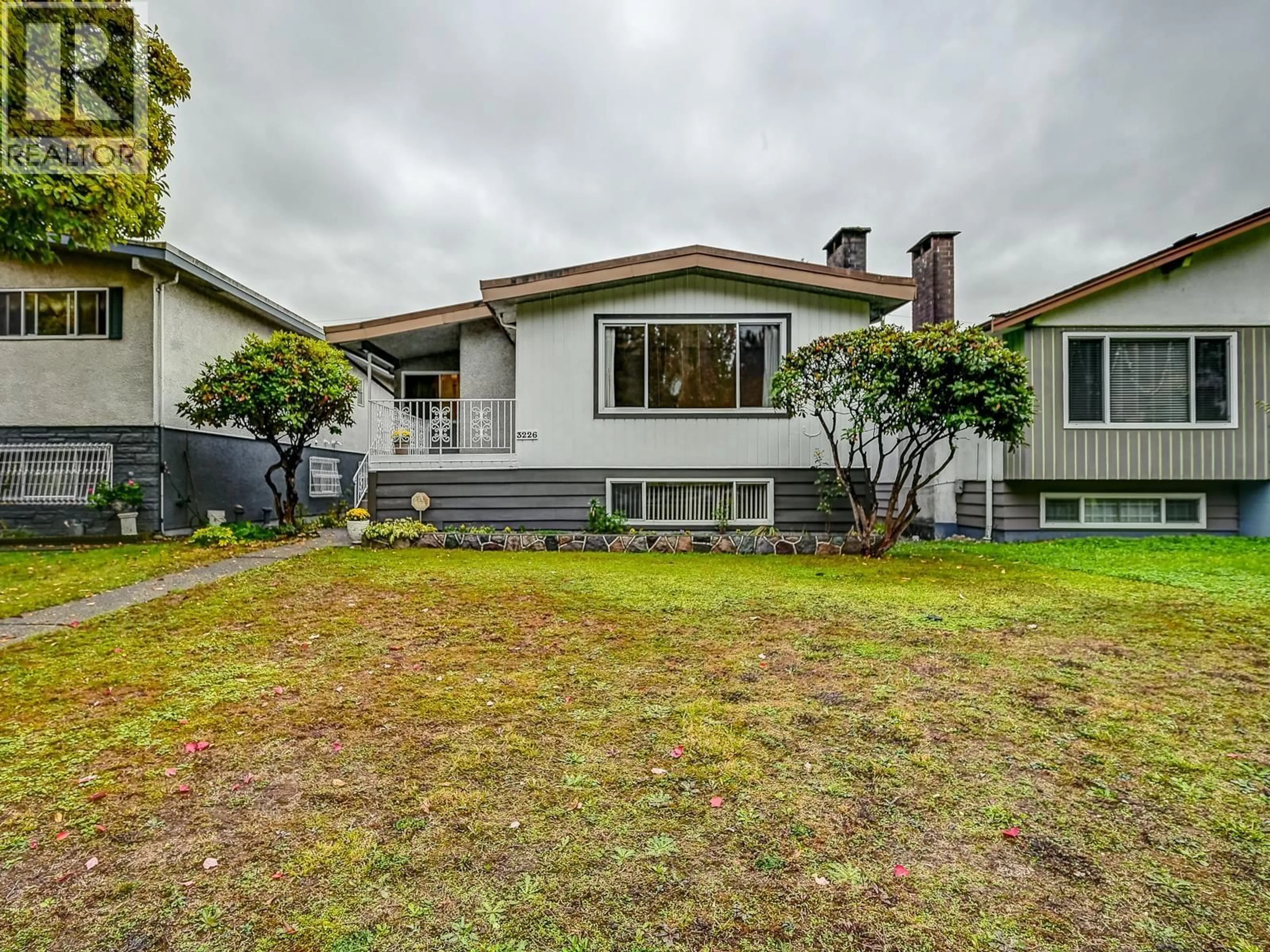 A pic from outside/outdoor area/front of a property/back of a property/a pic from drone, street for 3226 1ST AVENUE, Vancouver British Columbia V5M1B8