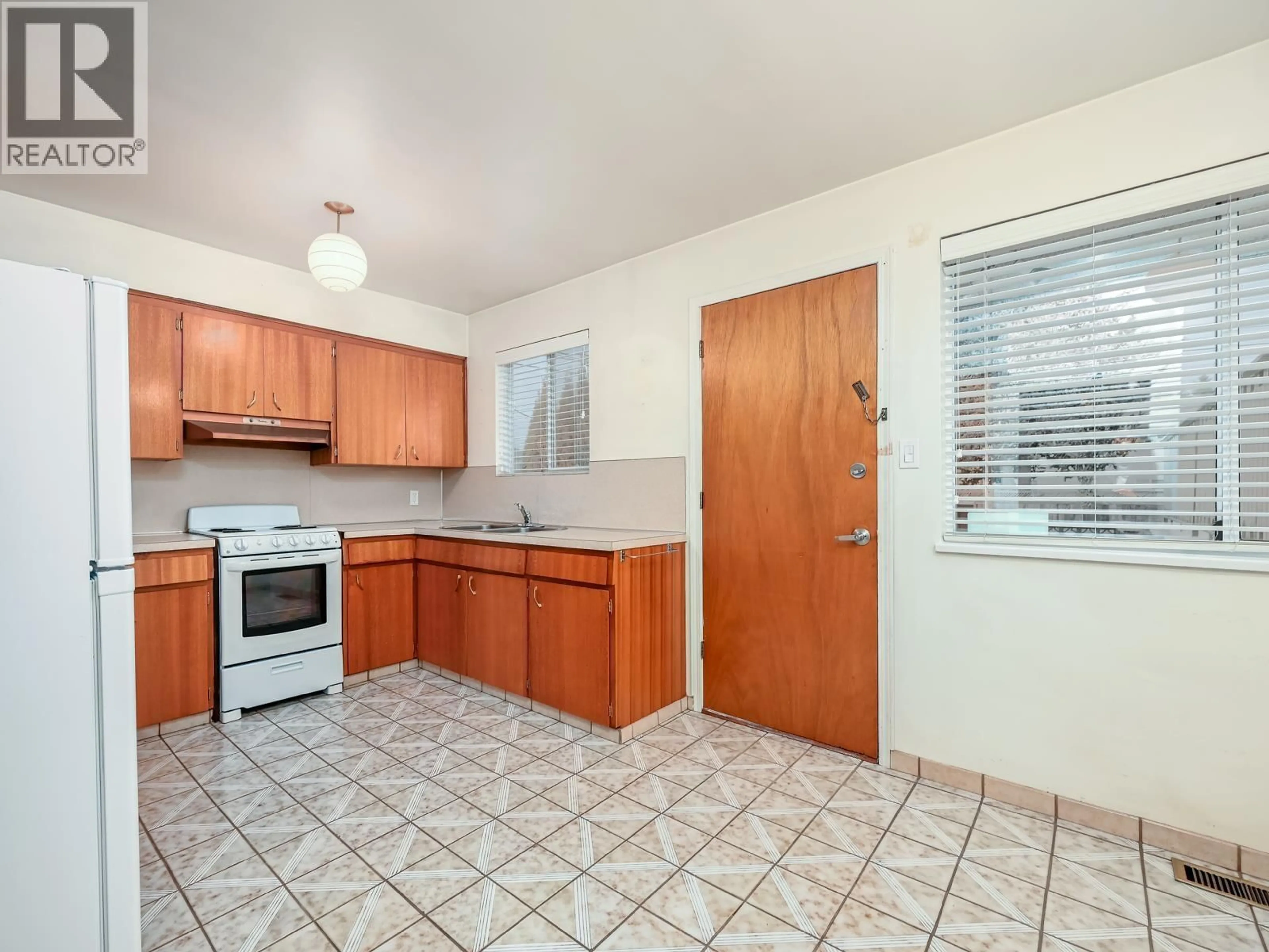 Standard kitchen, unknown for 3226 1ST AVENUE, Vancouver British Columbia V5M1B8
