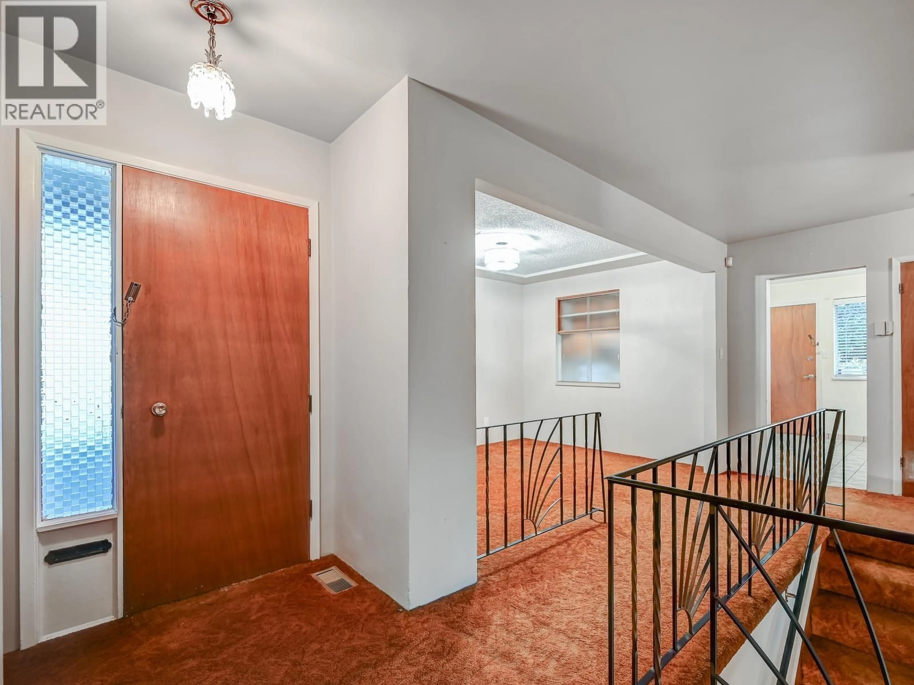 Indoor foyer for 3226 1ST AVENUE, Vancouver British Columbia V5M1B8