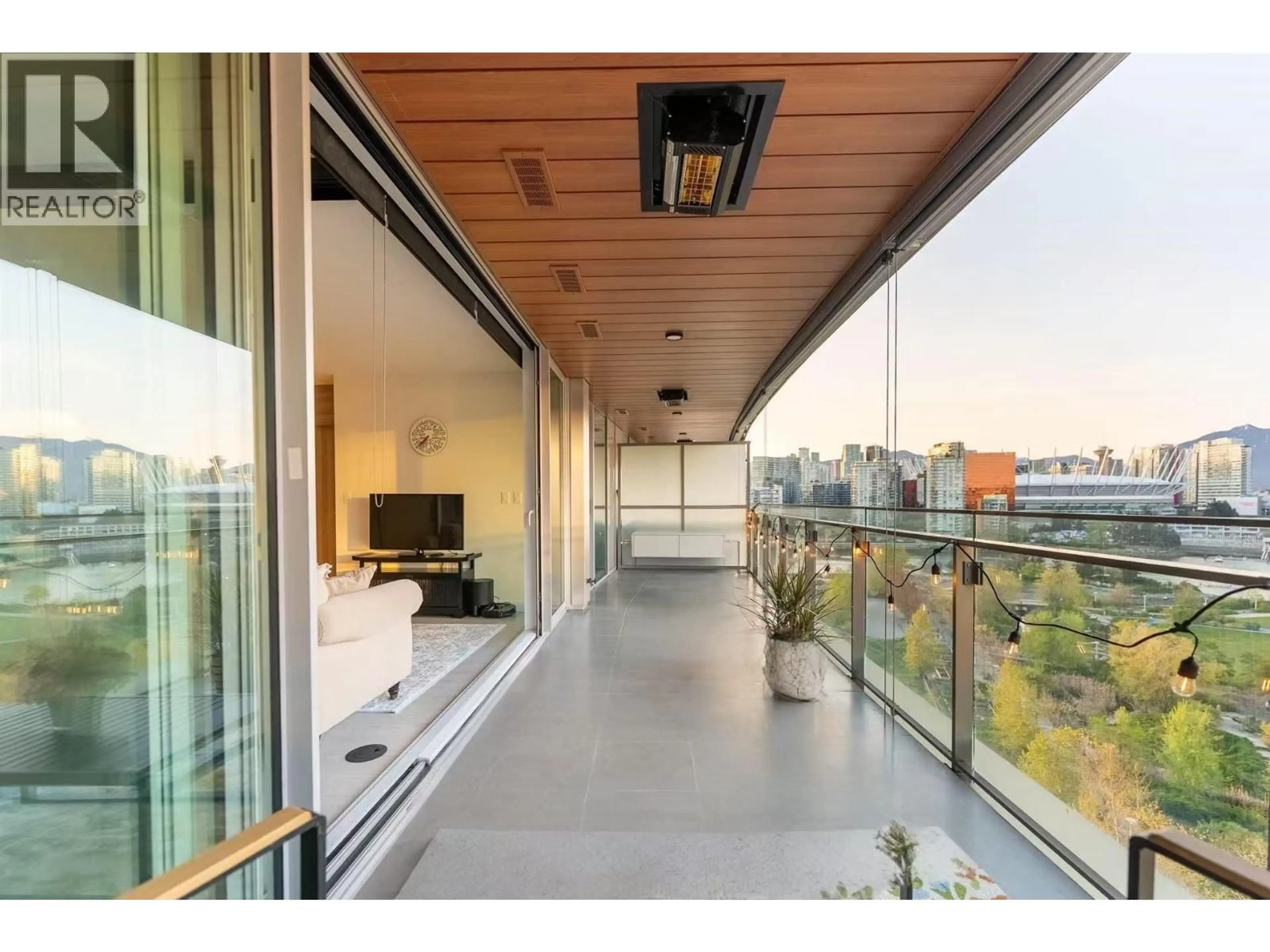 Indoor foyer for 911 - 1768 COOK STREET, Vancouver British Columbia V5Y0N3