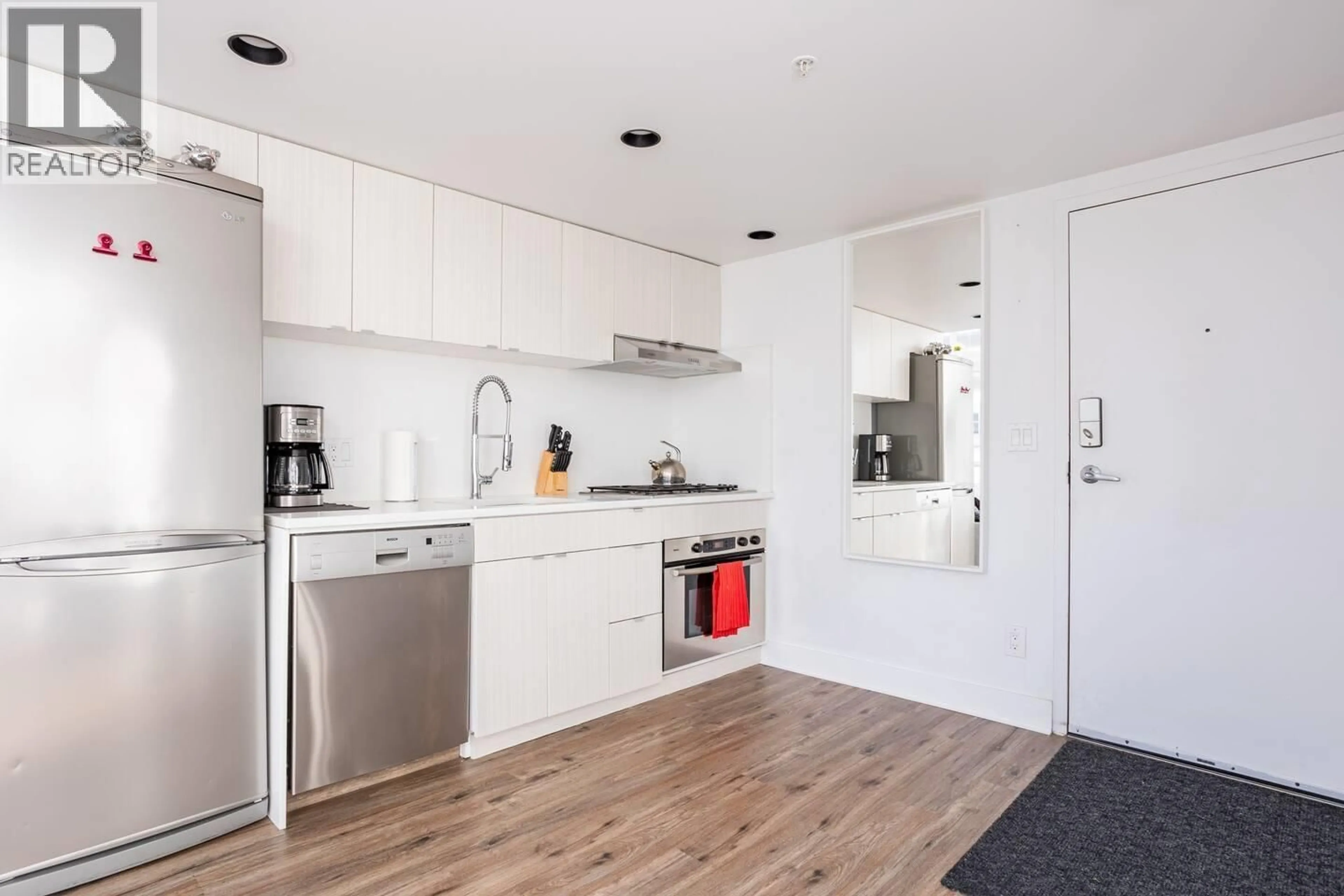 Standard kitchen, wood/laminate floor for 909 - 933 SEYMOUR STREET, Vancouver British Columbia V6B6L6