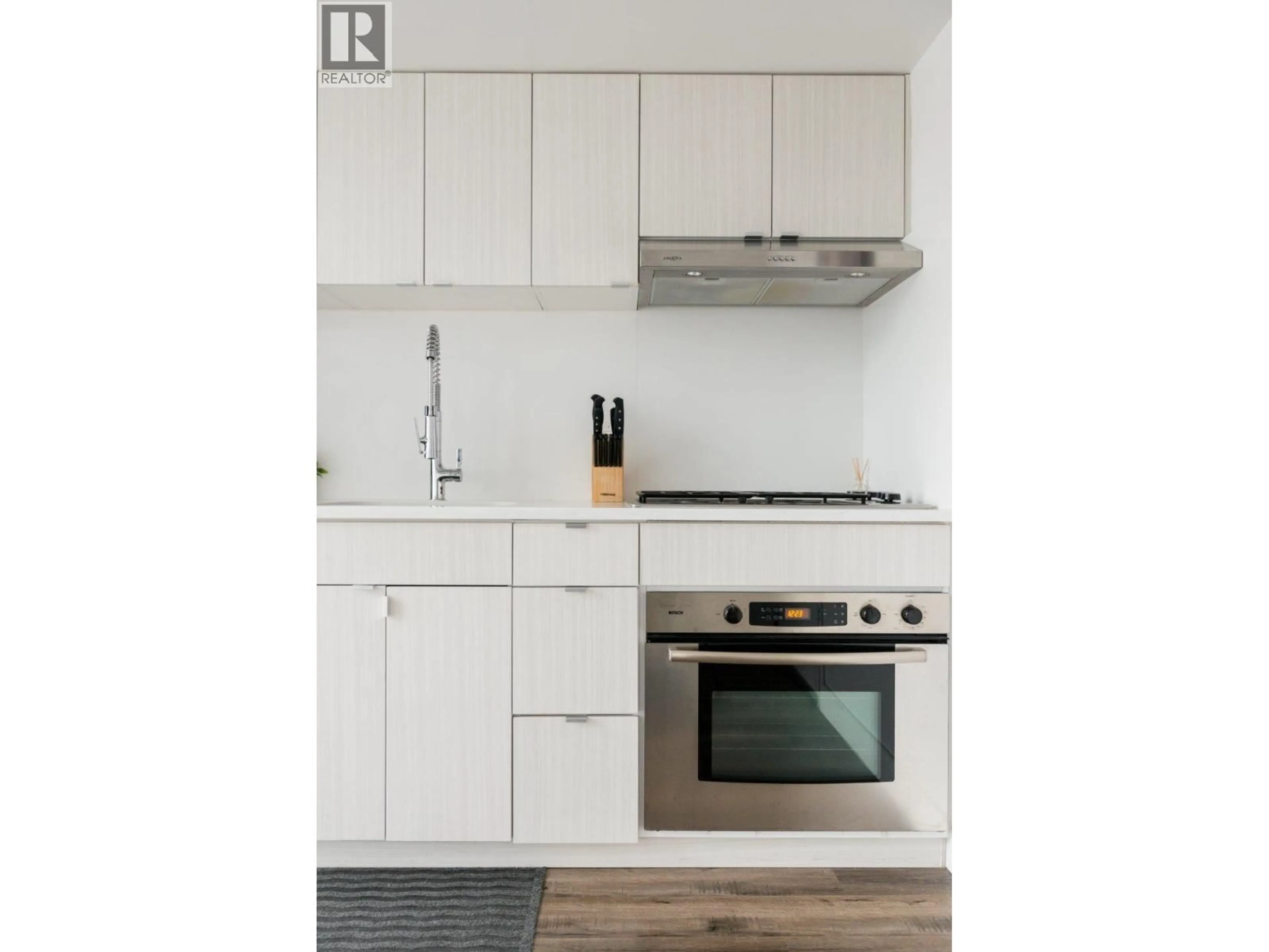 Standard kitchen, wood/laminate floor for 909 - 933 SEYMOUR STREET, Vancouver British Columbia V6B6L6