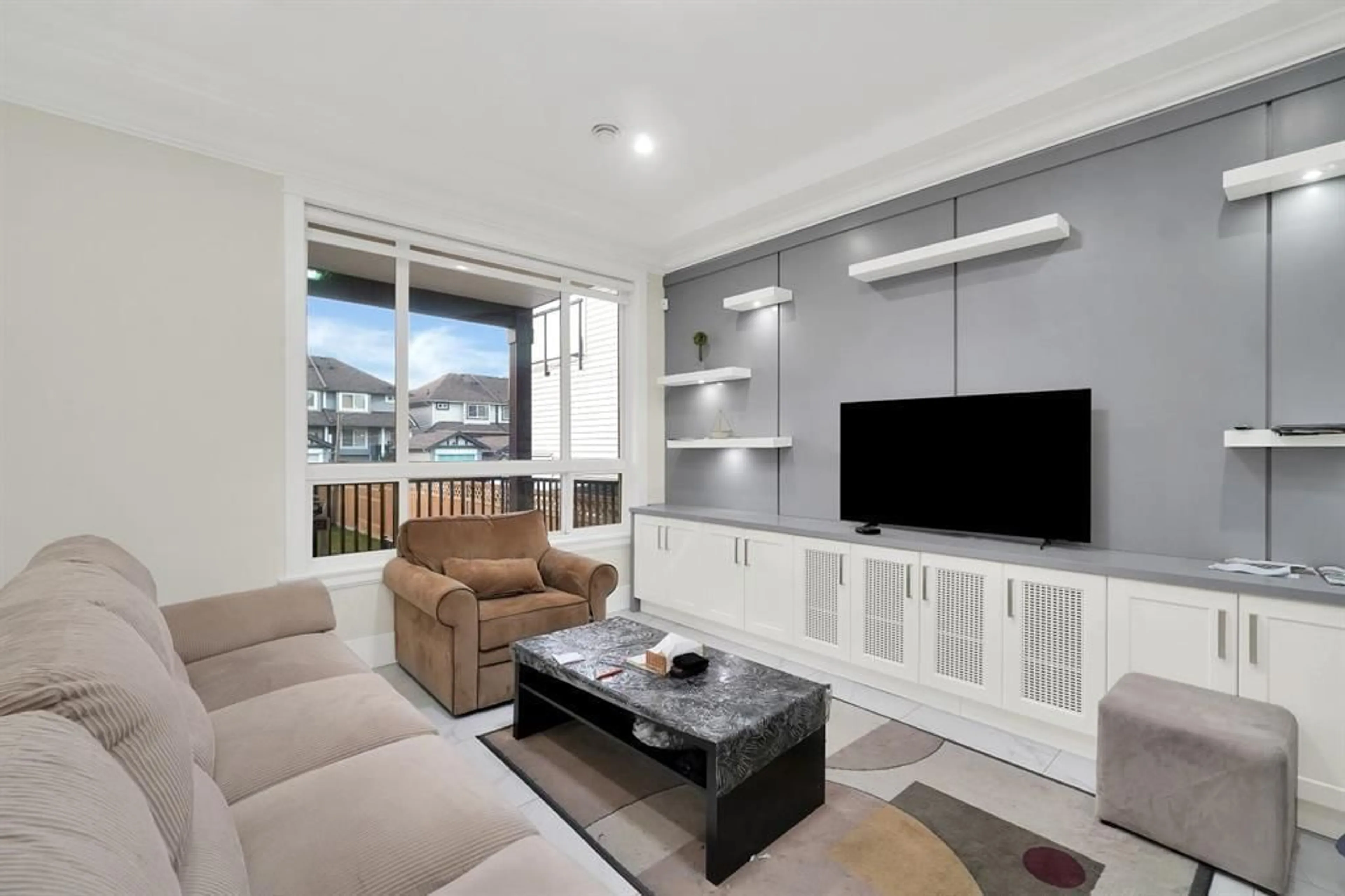 Living room with furniture, unknown for 6655 121A STREET, Surrey British Columbia V3W0H8