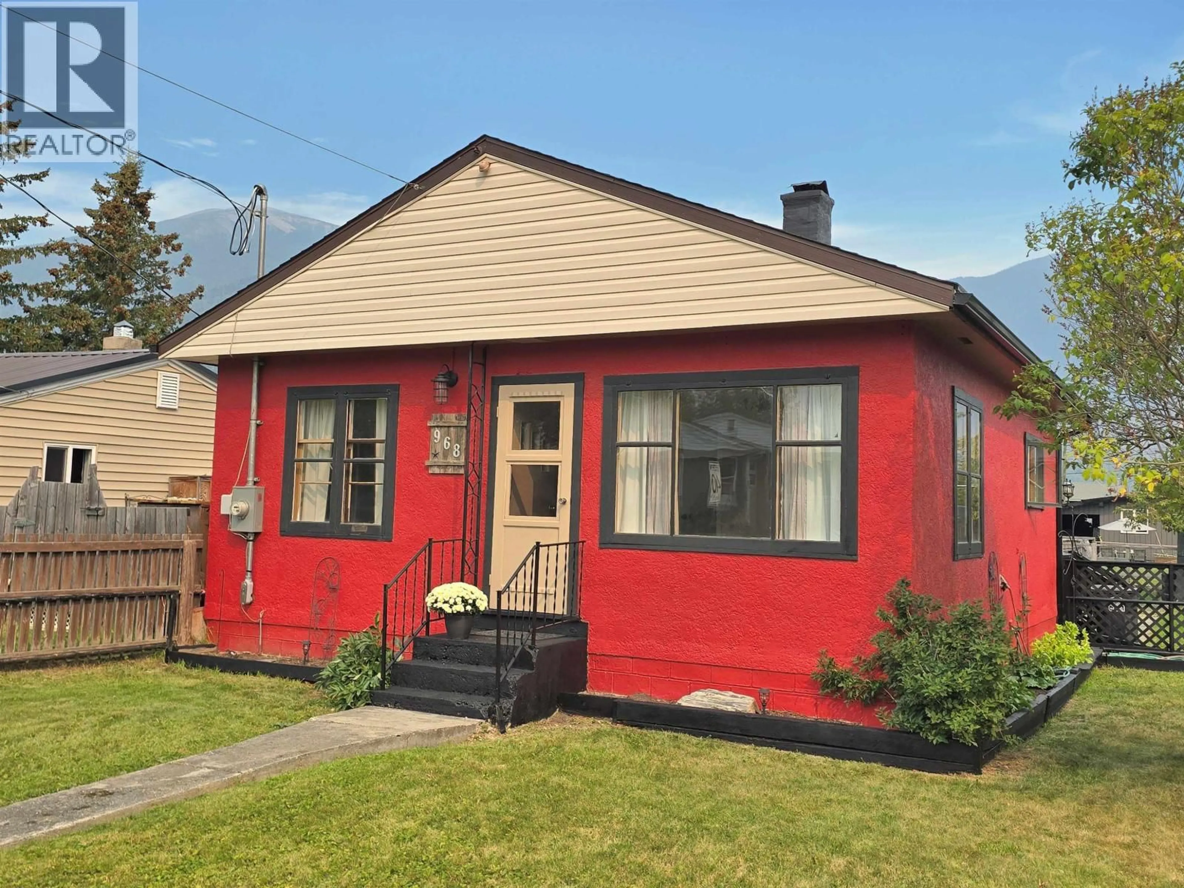 Home with vinyl exterior material, street for 968 4TH AVENUE, McBride British Columbia V0J2E0