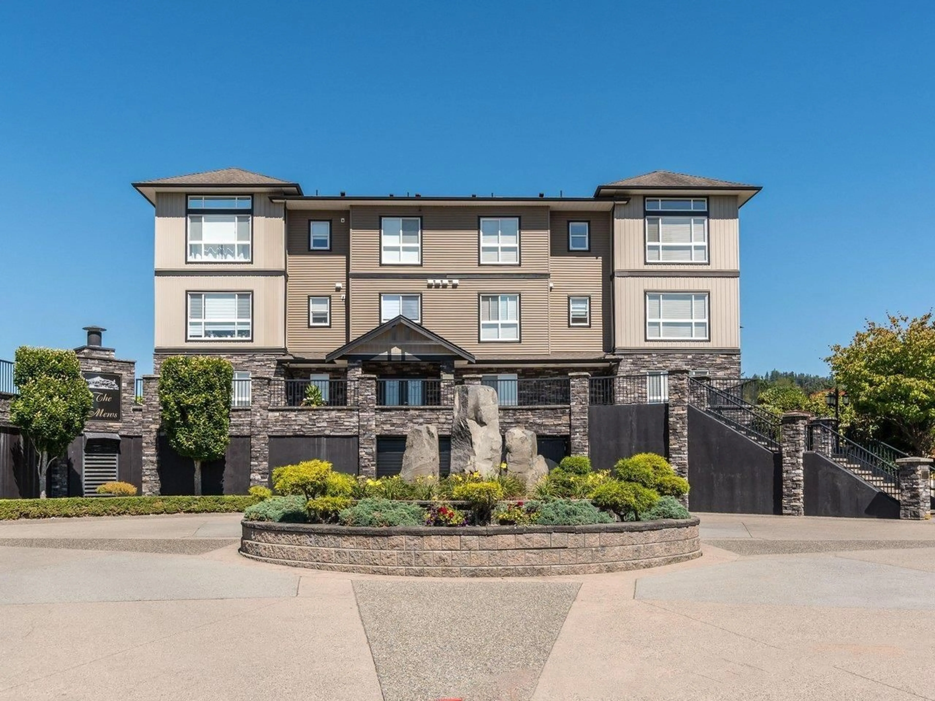 A pic from outside/outdoor area/front of a property/back of a property/a pic from drone, building for 307 - 33755 7TH, Mission British Columbia V2V0A4