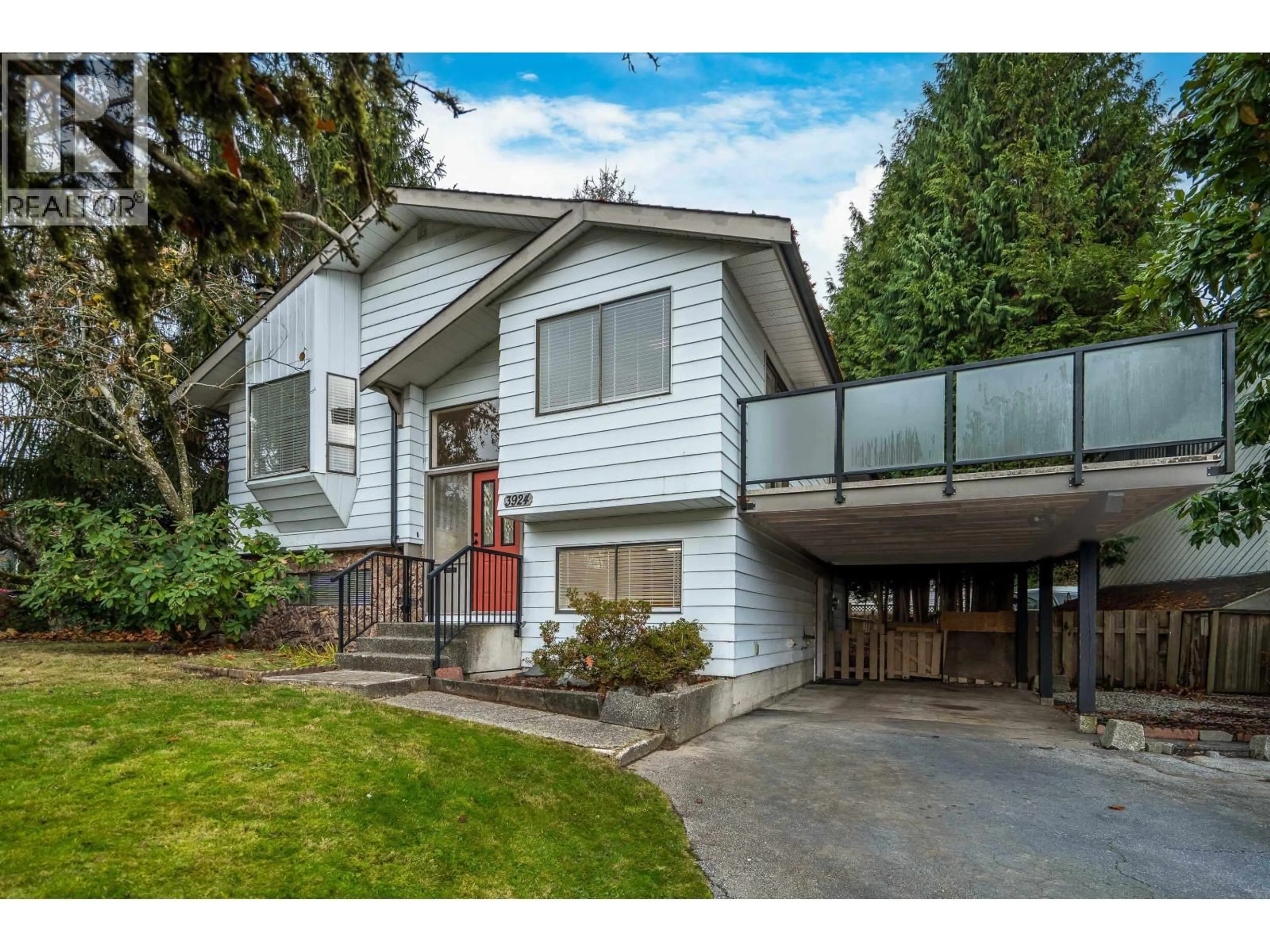 Home with vinyl exterior material, street for 3924 VICTORIA PLACE, Port Coquitlam British Columbia V3B5M1