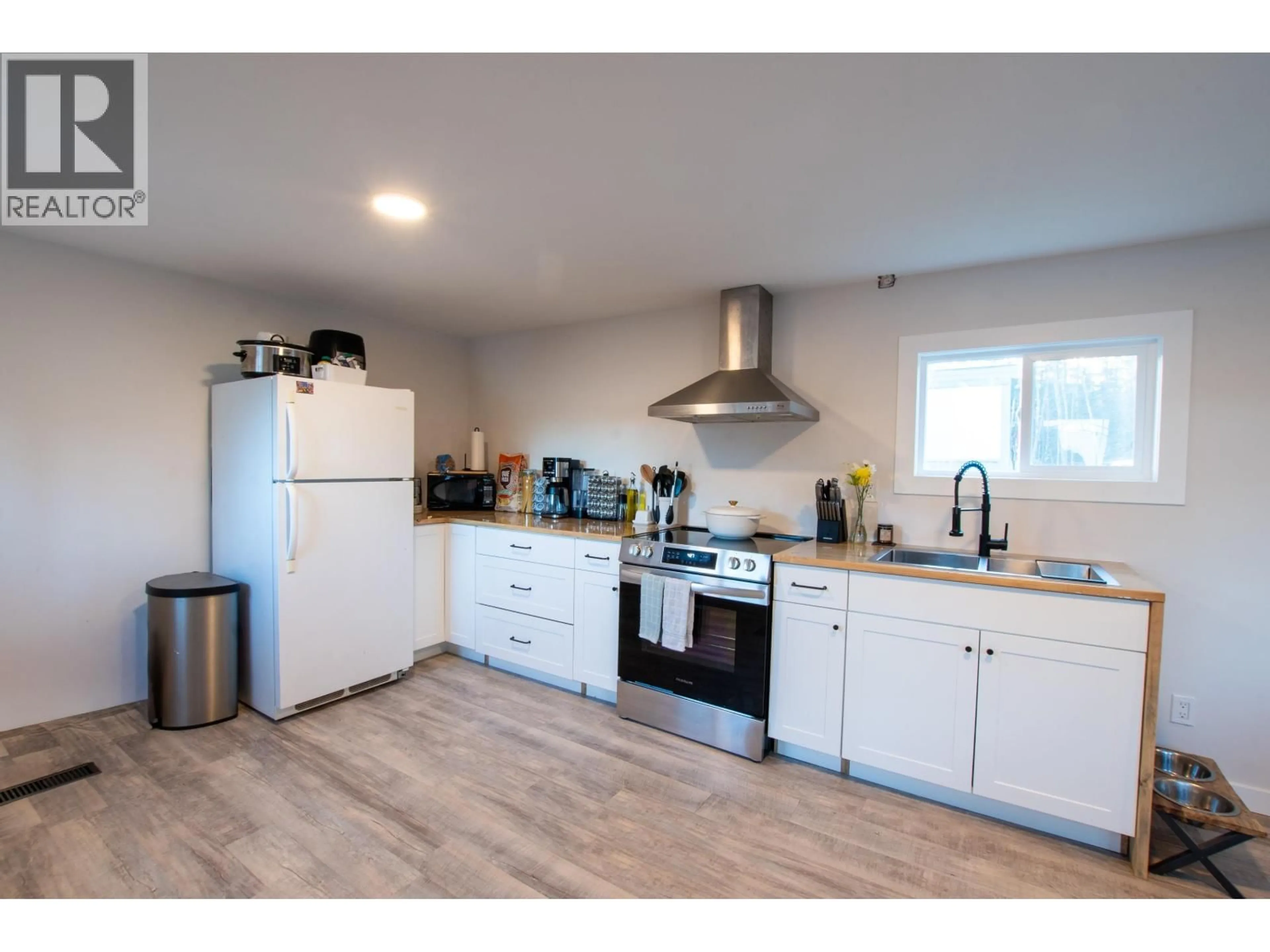 Standard kitchen, wood/laminate floor for 9 - 10180 HART HIGHWAY, Prince George British Columbia V2K5X6