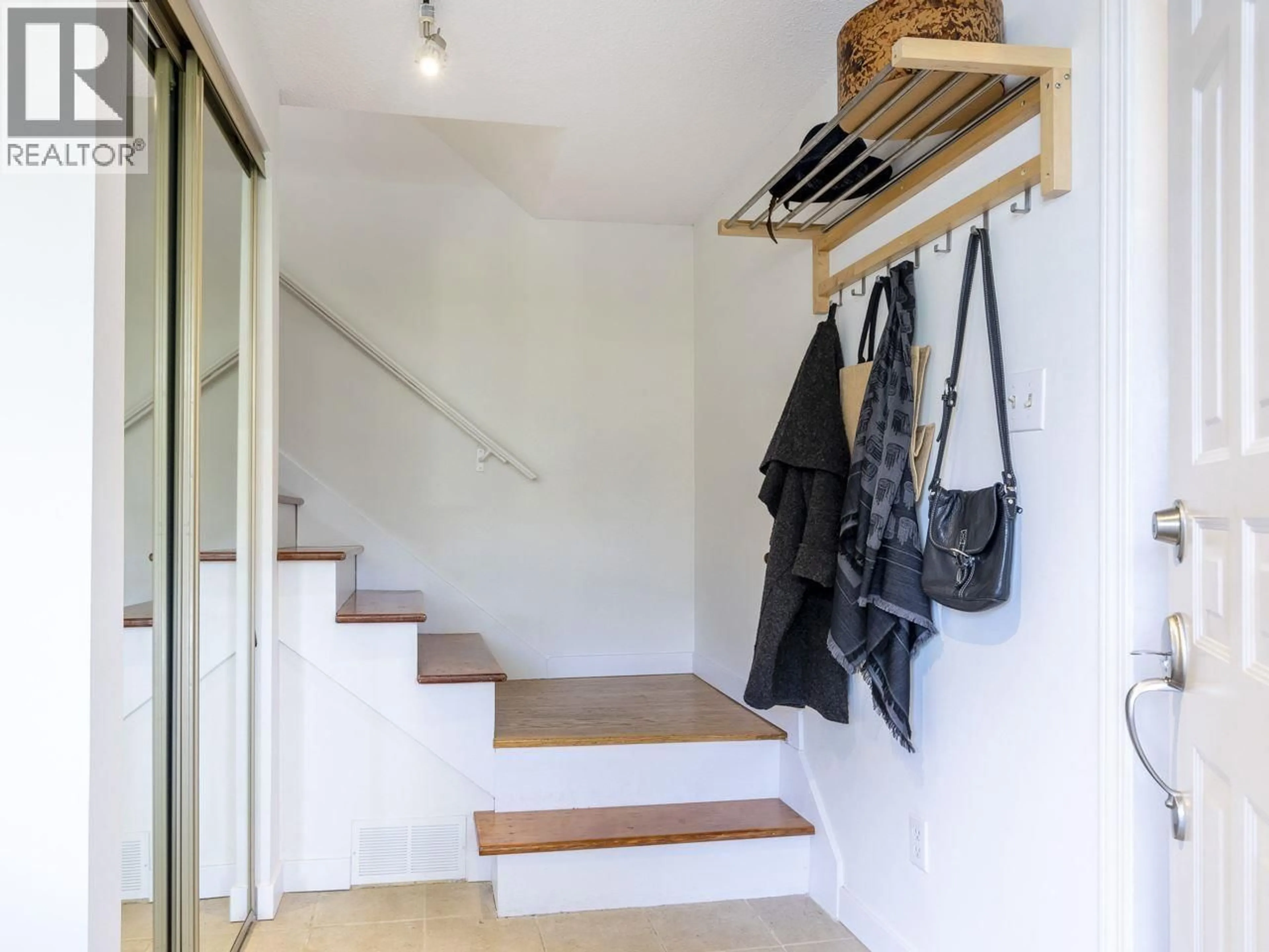 Indoor entryway for 3111 BLUNDELL ROAD, Richmond British Columbia V7C1G2