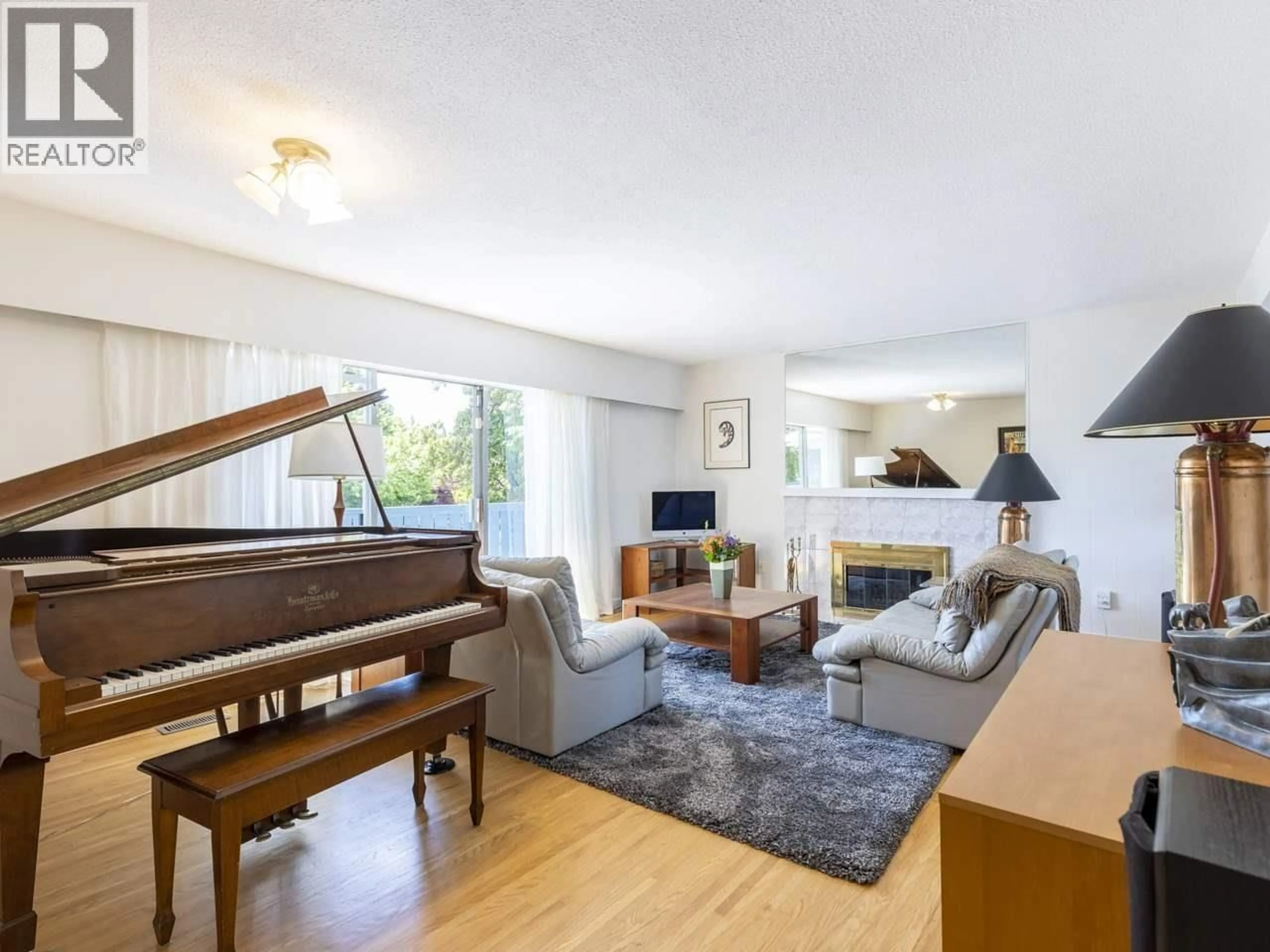 Living room with furniture, wood/laminate floor for 3111 BLUNDELL ROAD, Richmond British Columbia V7C1G2