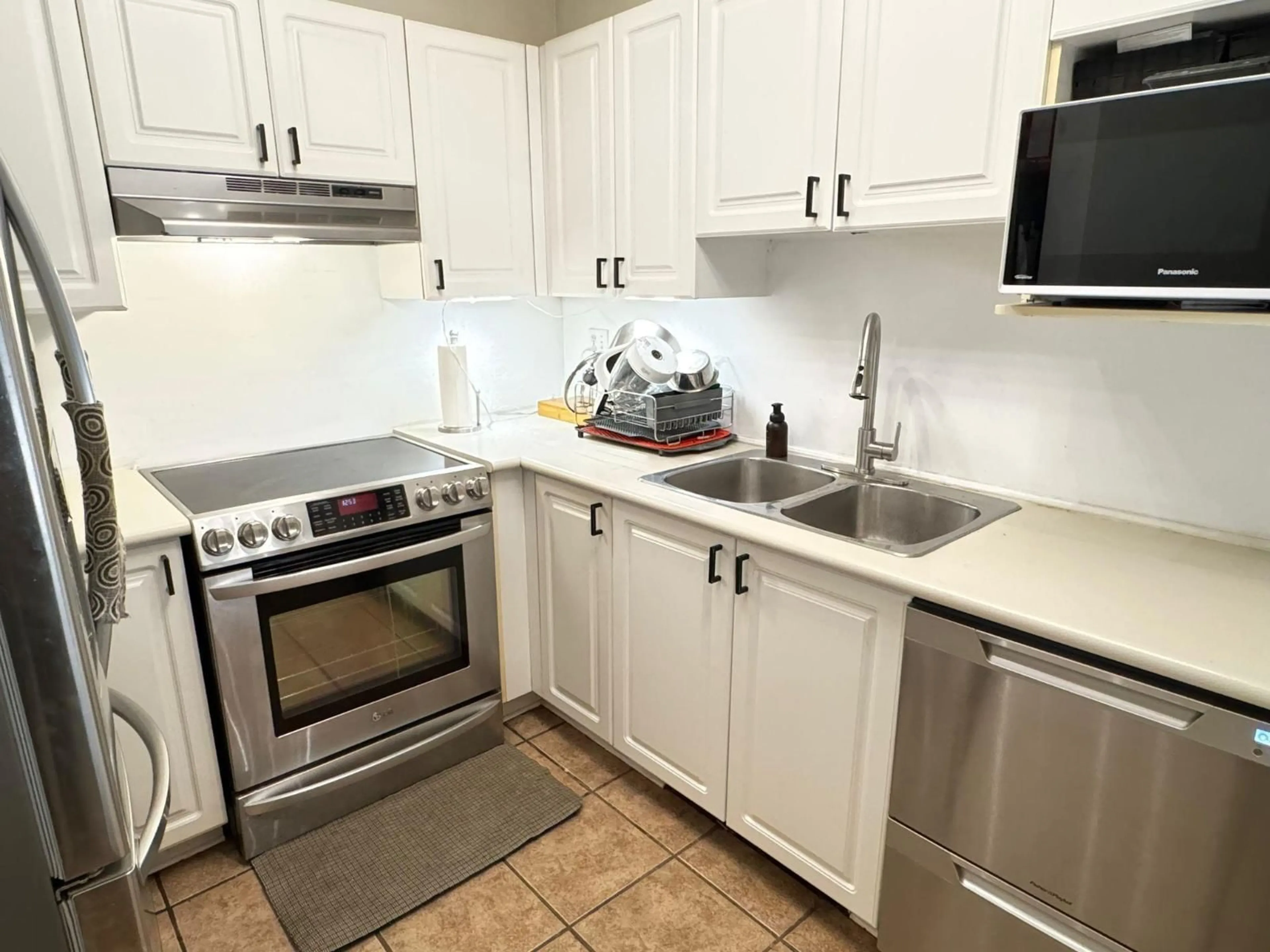 Standard kitchen, unknown for 2 - 13630 84, Surrey British Columbia V3W0T6